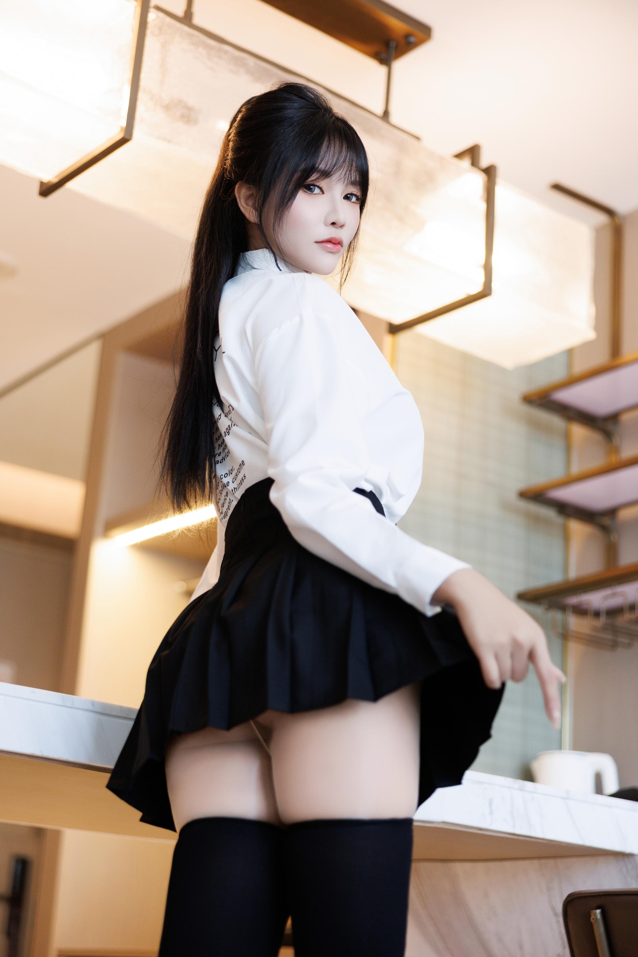 사진] 나비 - 수인망 학생복 JK 유니폼 사진: 클래식 교복과 블랙 스타킹의 조화, 청순한 외모 속의 미묘한 반전 매력 136P