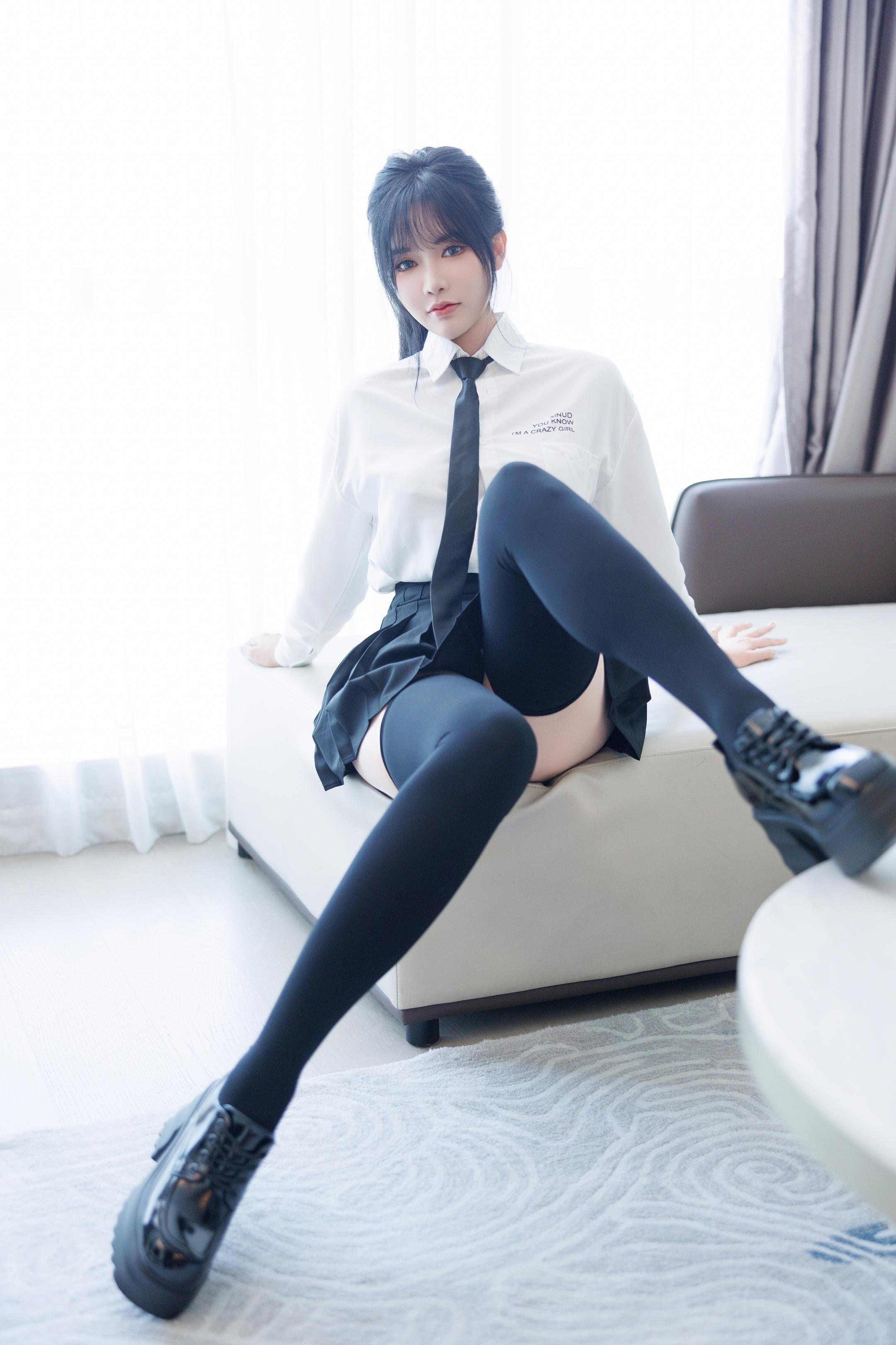 사진] 나비 - 수인망 학생복 JK 유니폼 사진: 클래식 교복과 블랙 스타킹의 조화, 청순한 외모 속의 미묘한 반전 매력 136P