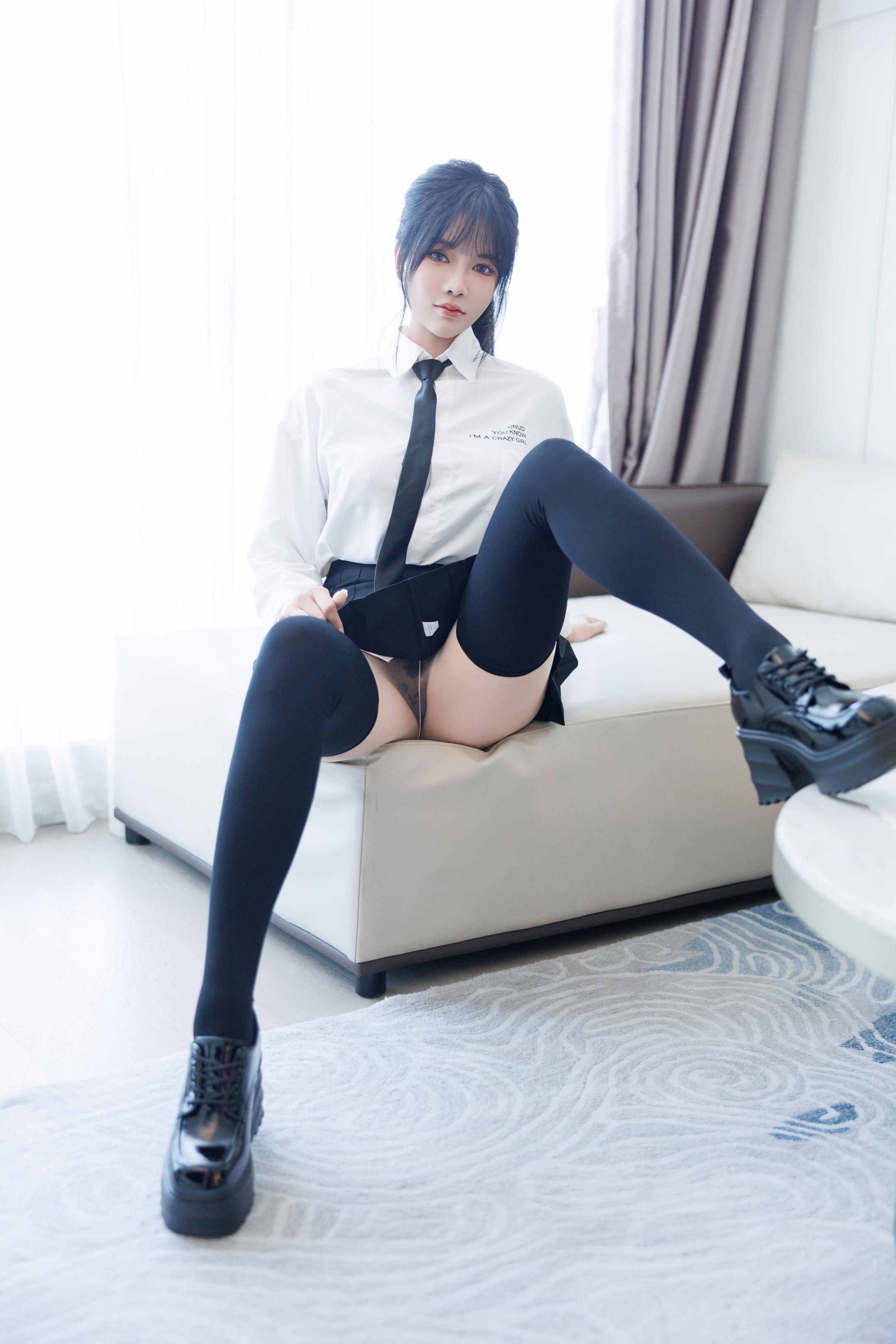 사진] 나비 - 수인망 학생복 JK 유니폼 사진: 클래식 교복과 블랙 스타킹의 조화, 청순한 외모 속의 미묘한 반전 매력 136P