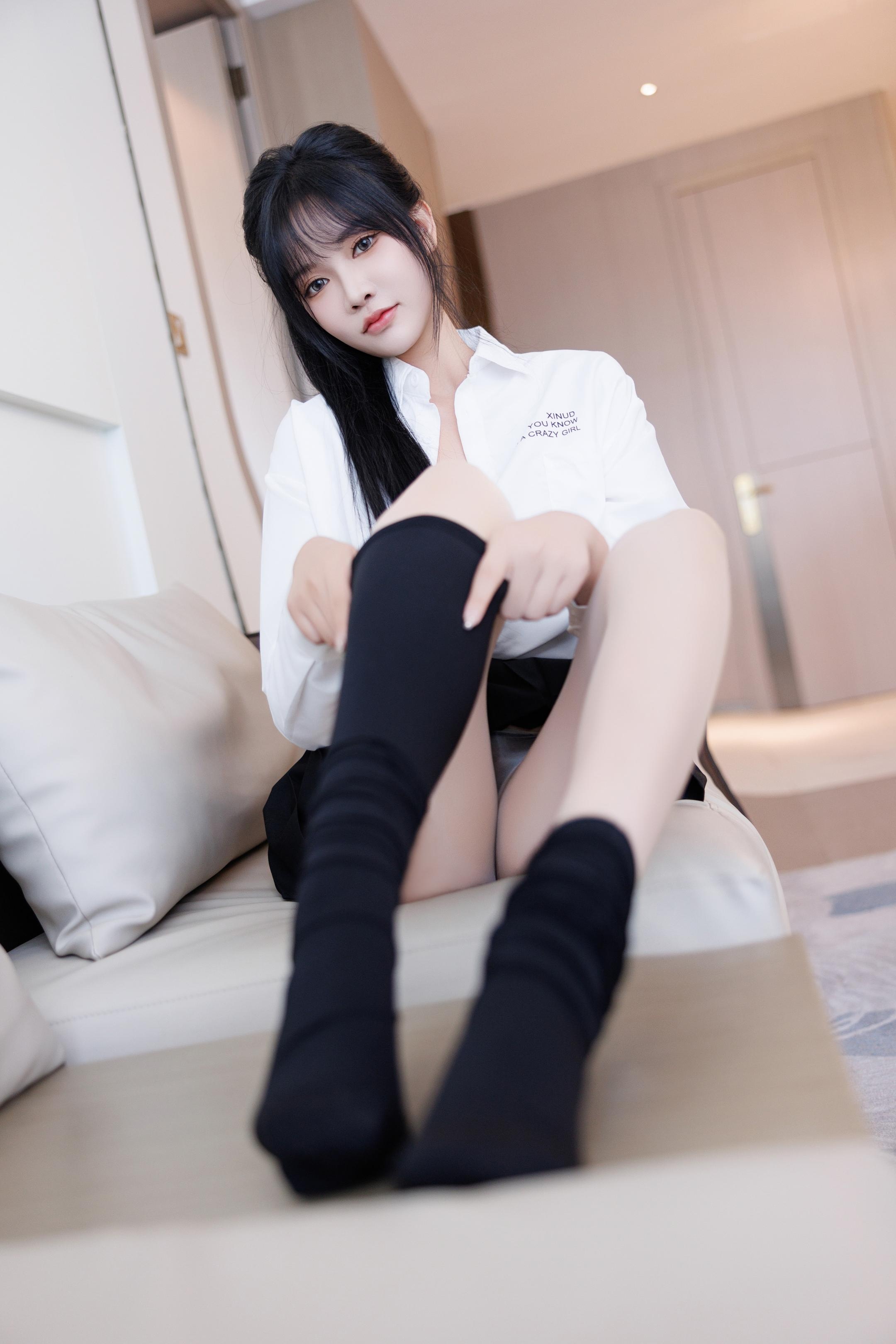 写真] 娜比 - 秀人网学生服JK制服写真：クラシックな校服と黒ストッキングの組み合わせ、清純な外見の裏にある微妙な魅力 136P