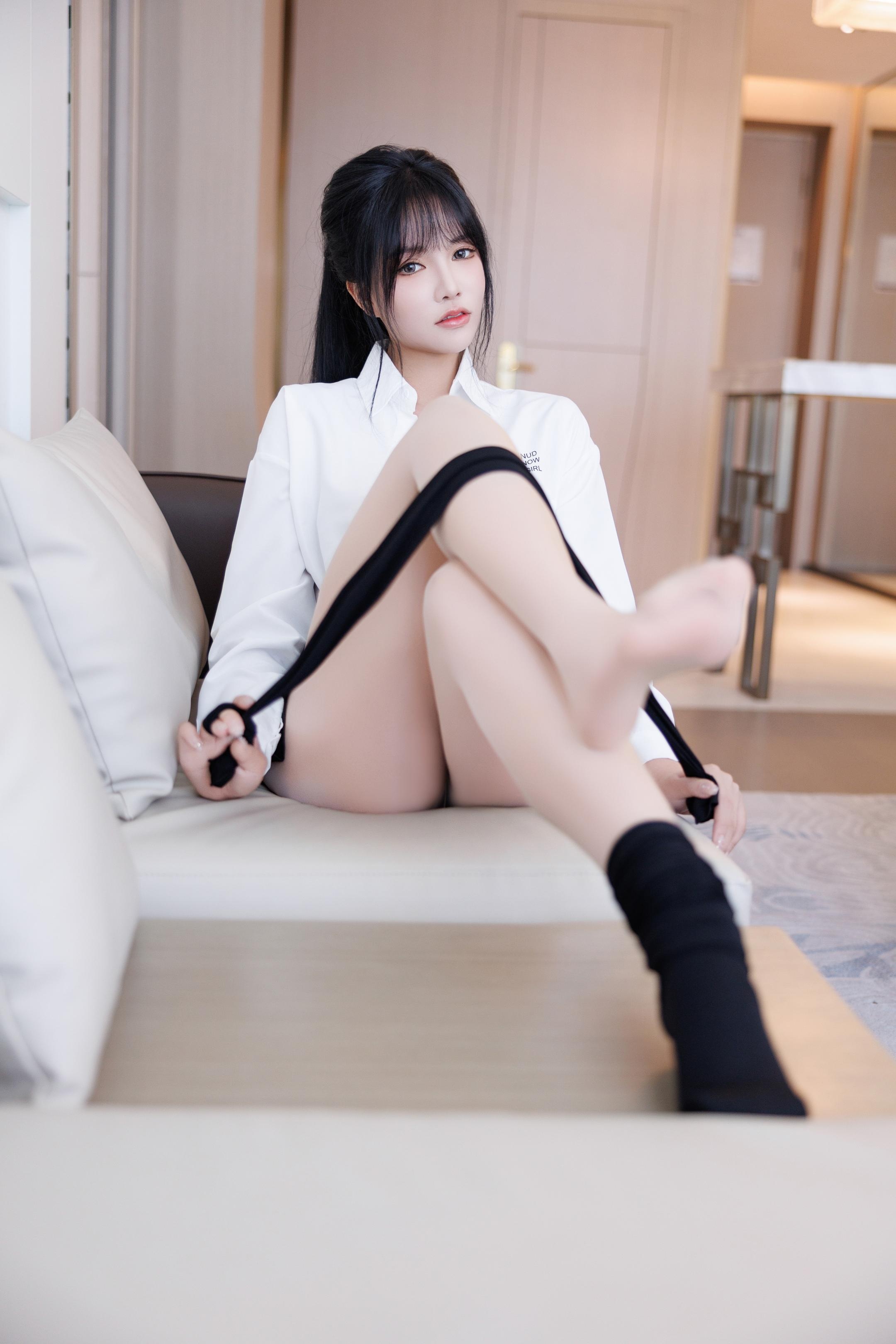 写真] 娜比 - 秀人网学生服JK制服写真：クラシックな校服と黒ストッキングの組み合わせ、清純な外見の裏にある微妙な魅力 136P