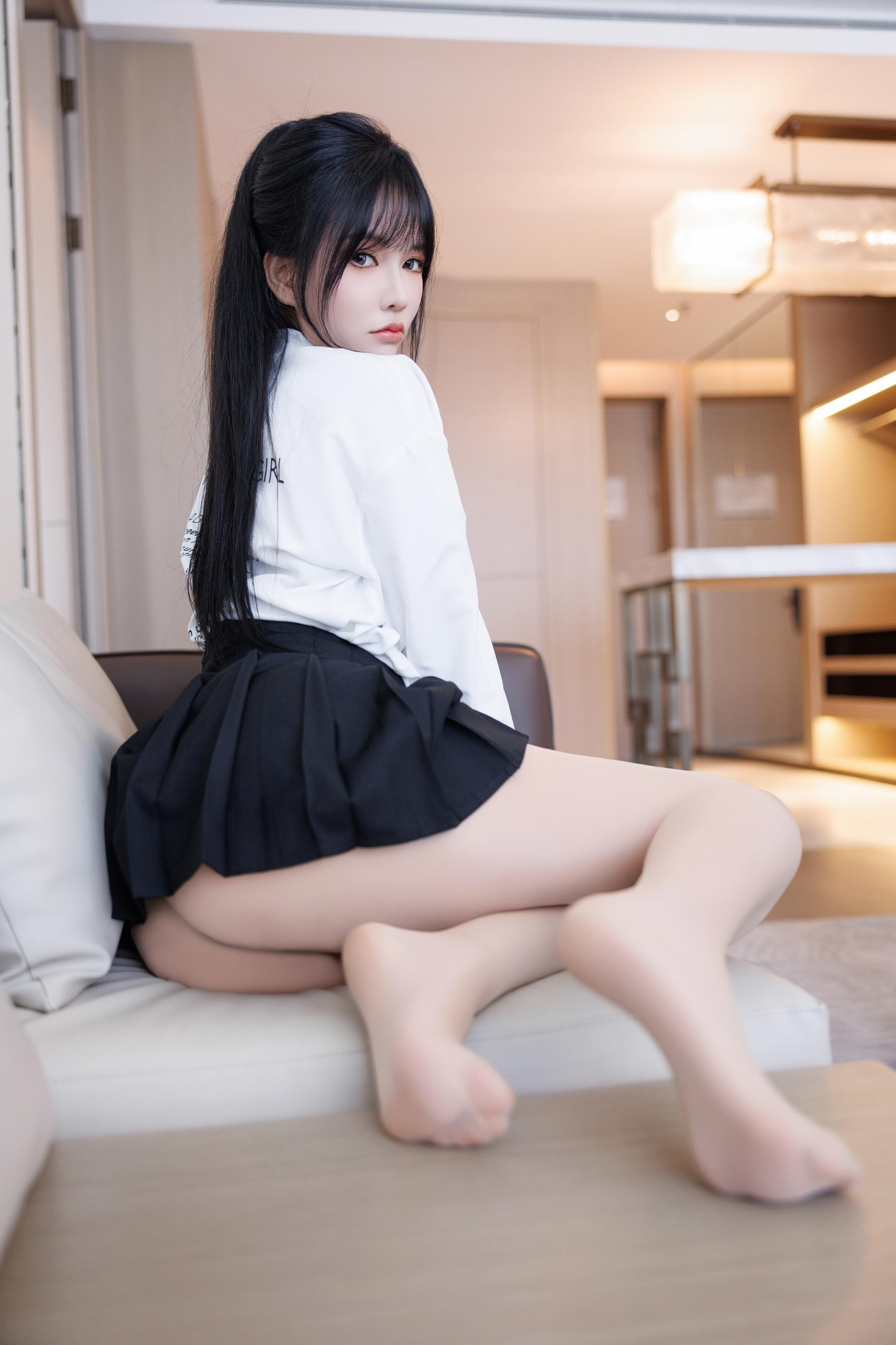 写真] 娜比 - 秀人网学生服JK制服写真：クラシックな校服と黒ストッキングの組み合わせ、清純な外見の裏にある微妙な魅力 136P