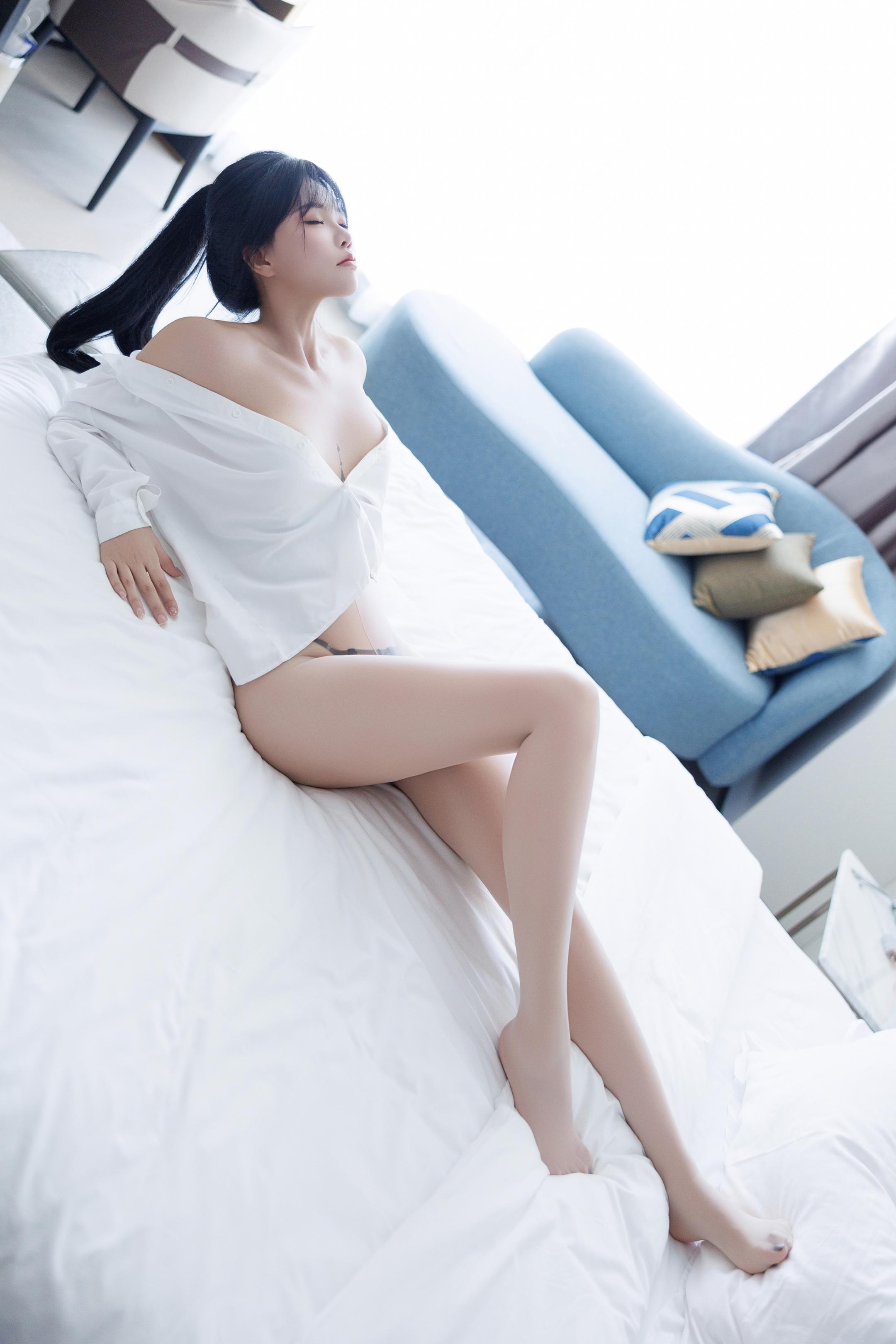 사진] 나비 - 수인망 학생복 JK 유니폼 사진: 클래식 교복과 블랙 스타킹의 조화, 청순한 외모 속의 미묘한 반전 매력 136P