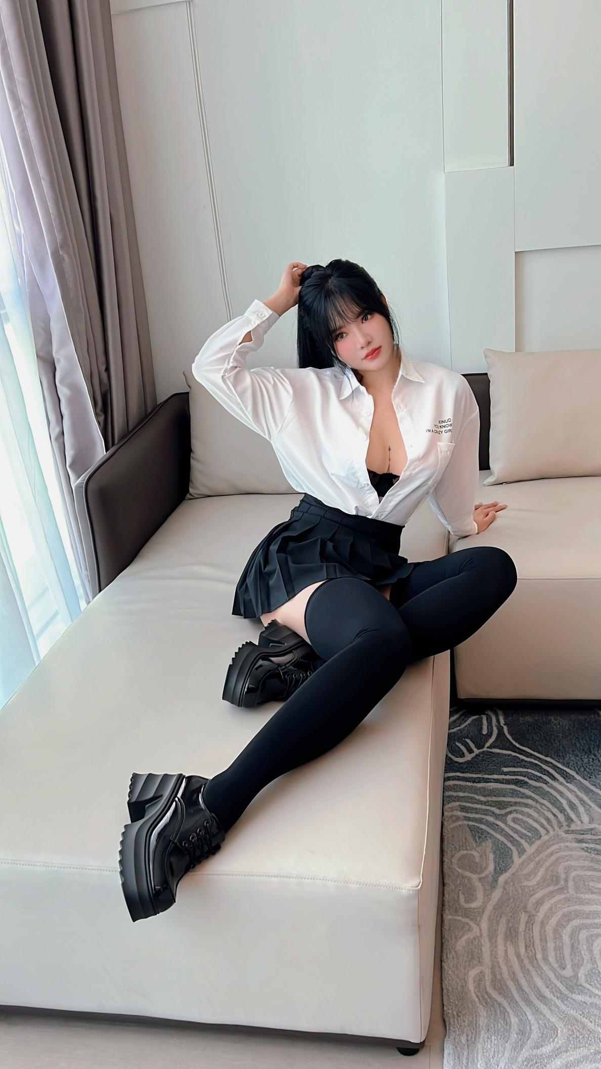 사진] 나비 - 수인망 학생복 JK 유니폼 사진: 클래식 교복과 블랙 스타킹의 조화, 청순한 외모 속의 미묘한 반전 매력 136P
