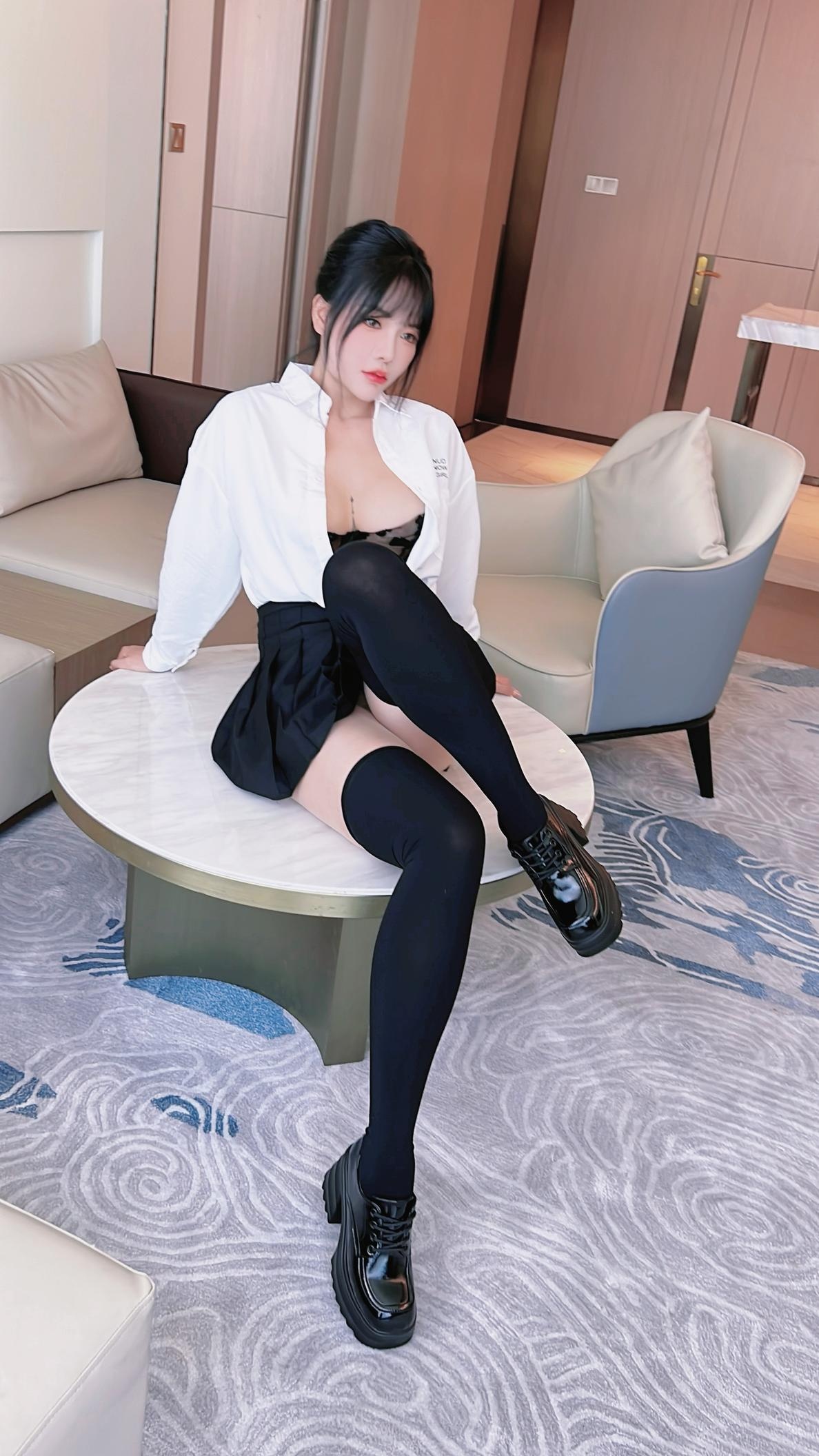 사진] 나비 - 수인망 학생복 JK 유니폼 사진: 클래식 교복과 블랙 스타킹의 조화, 청순한 외모 속의 미묘한 반전 매력 136P