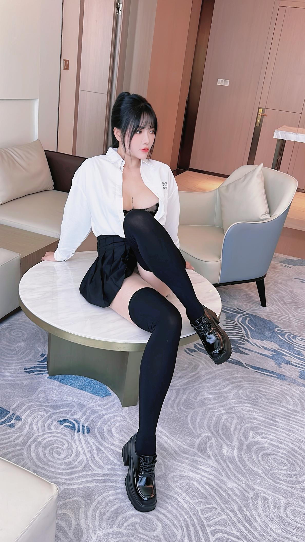 사진] 나비 - 수인망 학생복 JK 유니폼 사진: 클래식 교복과 블랙 스타킹의 조화, 청순한 외모 속의 미묘한 반전 매력 136P