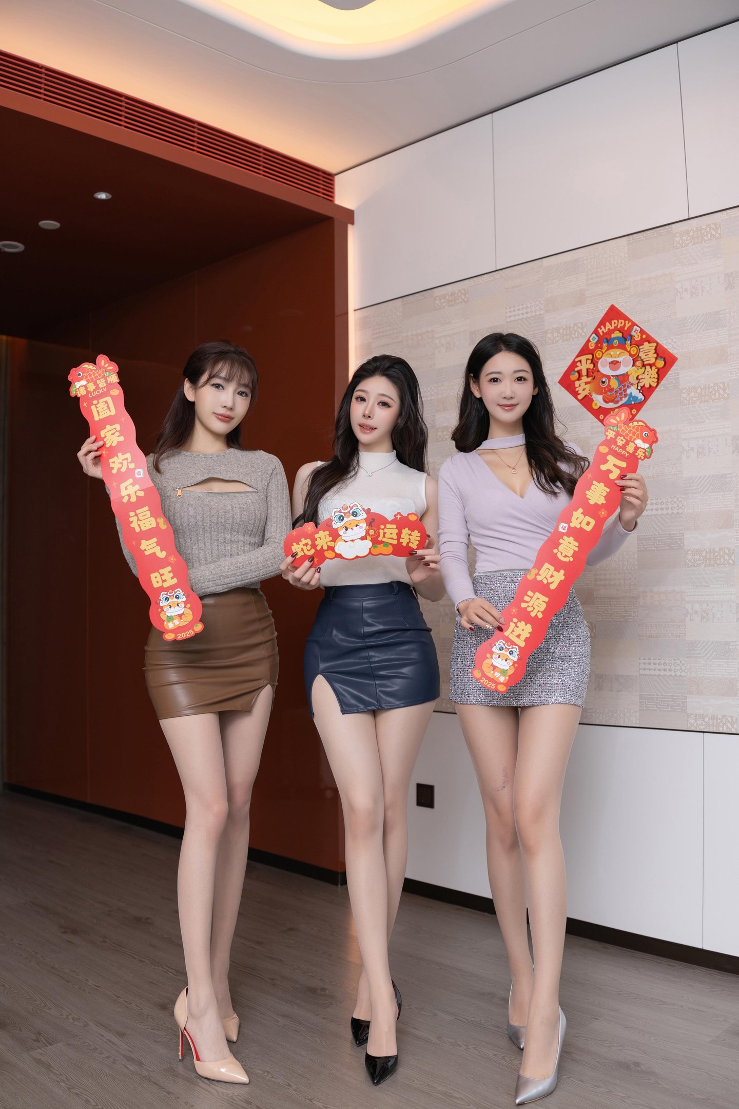 '[사진] 육선선 & 시소두두 & 당안기 - 쇼인넷 삼자매의 새해 테마 화보: 새해의 붉은 의상과 축제 요소가 어우러진 달콤한 조화 101P'
