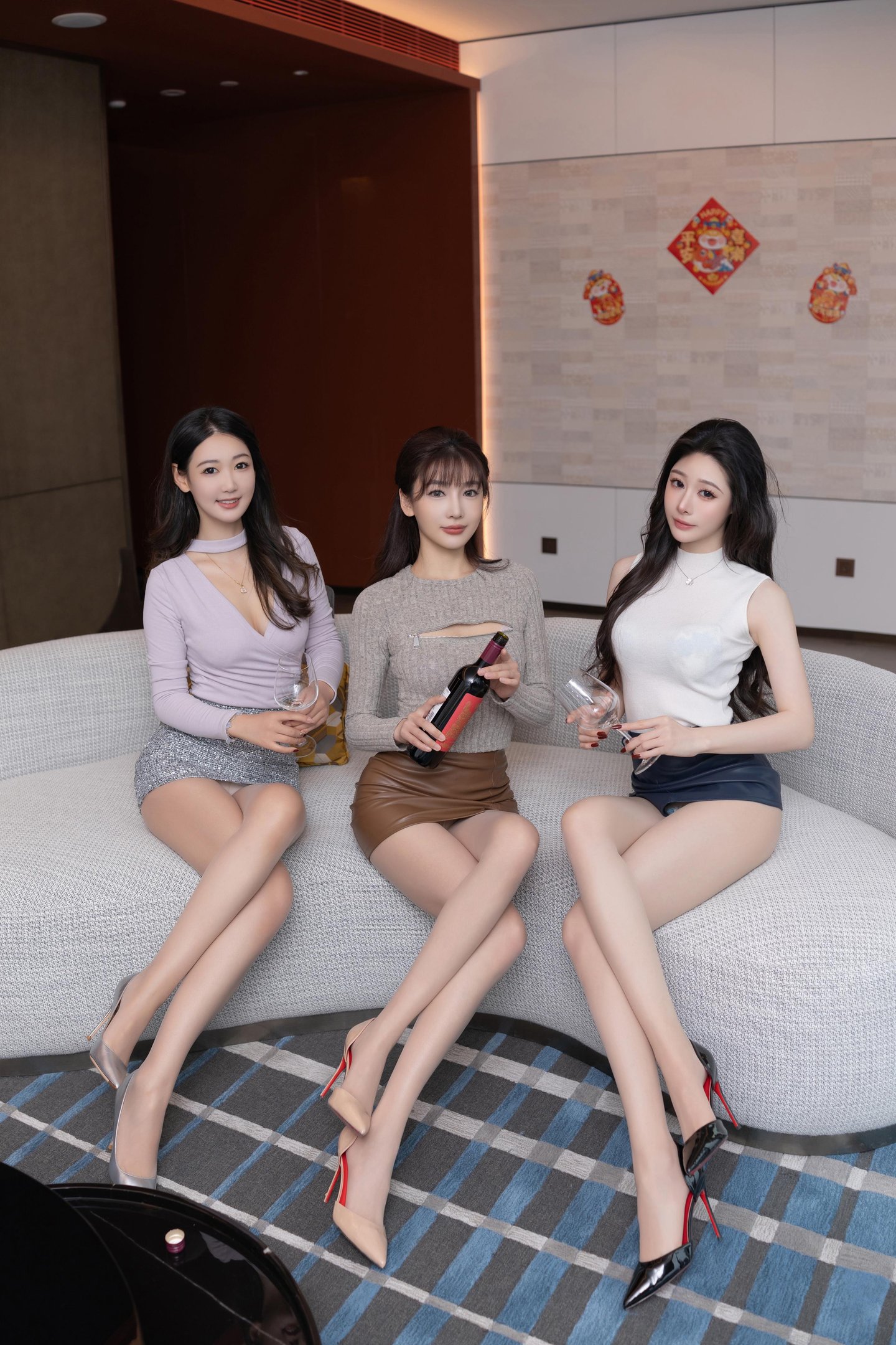 '[사진] 육선선 & 시소두두 & 당안기 - 쇼인넷 삼자매의 새해 테마 화보: 새해의 붉은 의상과 축제 요소가 어우러진 달콤한 조화 101P'