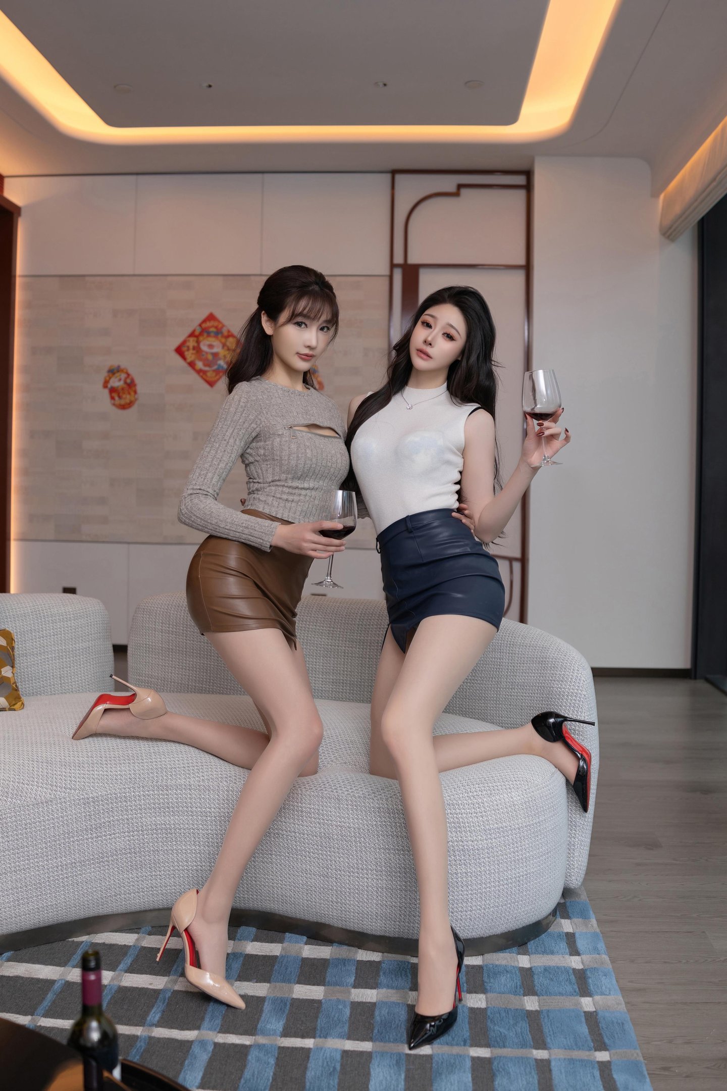Photos] Lu Xuanxuan & Shi Xiaodoudou & Tang Anqi - The Three Sisters of Xiuren.com Celebrate the New Year: A Sweet and Harmonious Display of Festive Red and Holiday Elements in 101 Poses