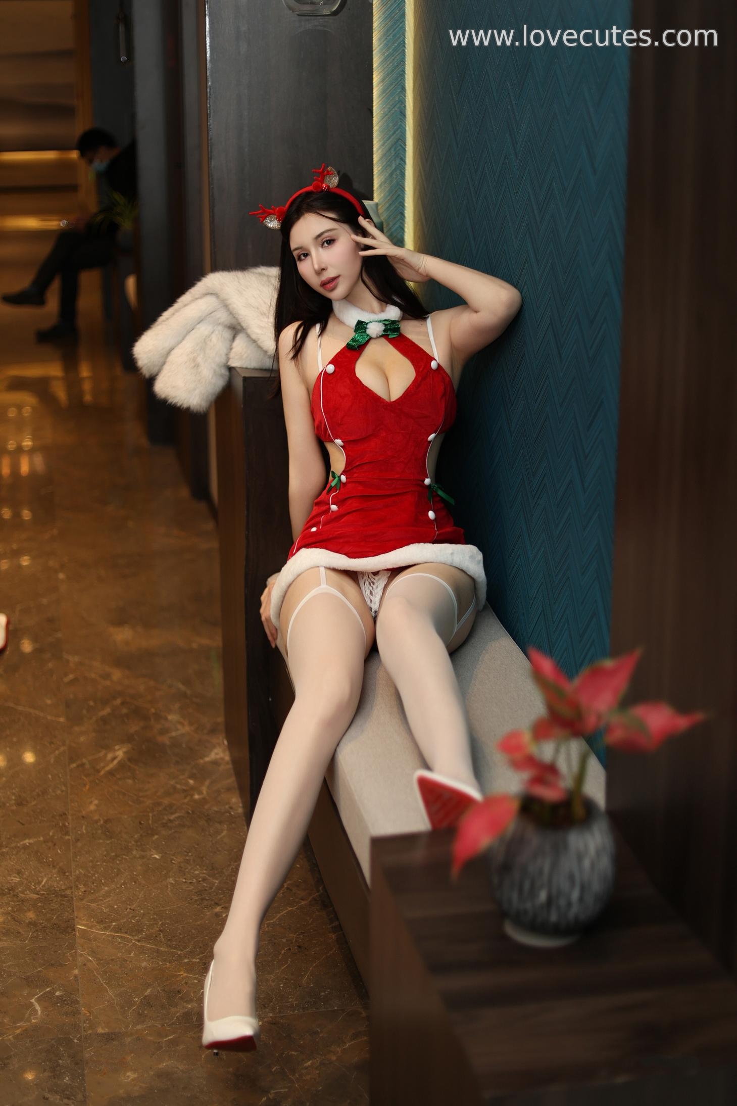 Photos] Manrou - Christmas Themed Photoshoot on Xiuren: A Fusion of Red and White Christmas Elements with Sensual Styles, Showcasing Mature Allure and Festive Atmosphere Under Warm Lighting - 82P