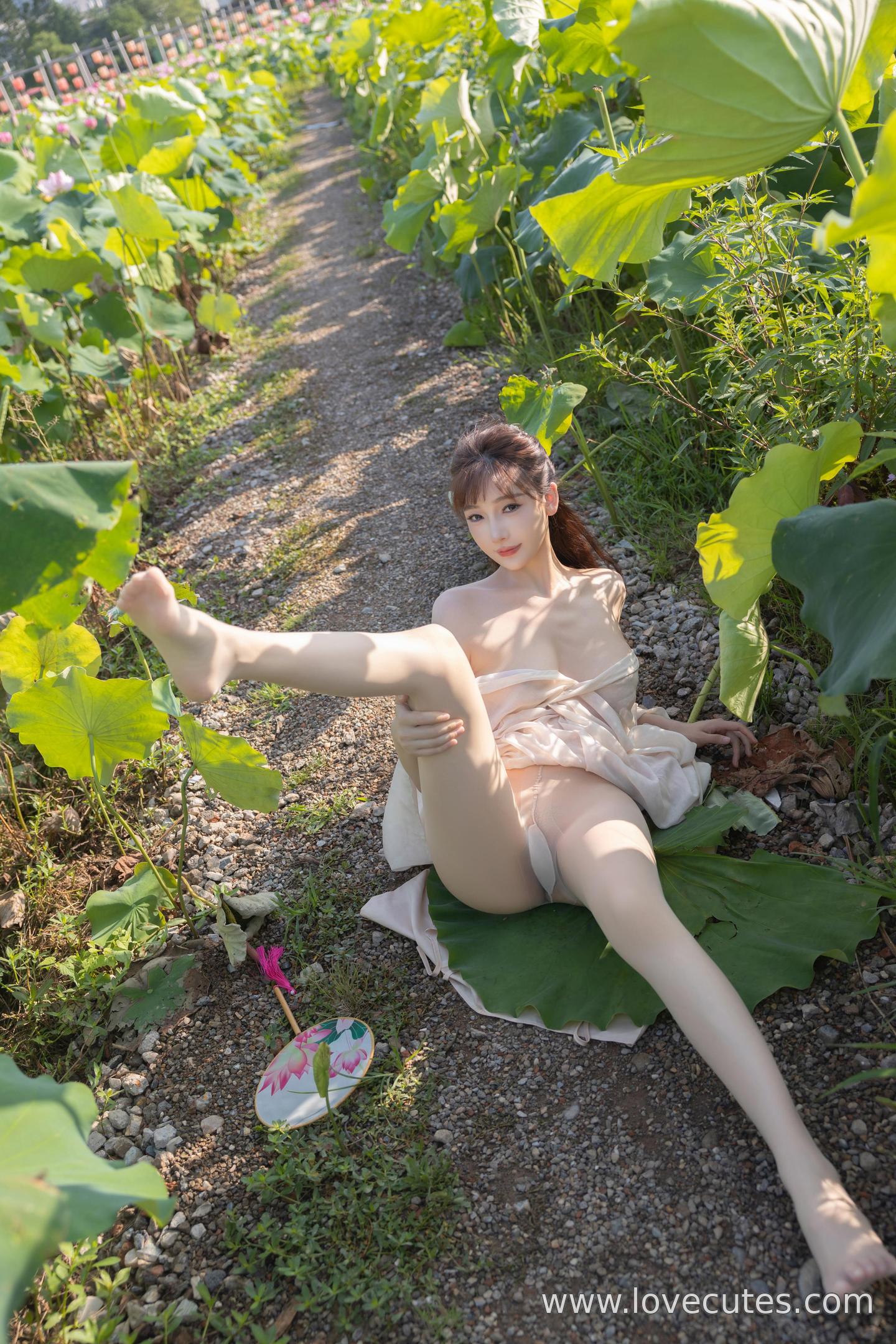[写真] 陆萱萱 - 秀人网荷花主题写真：清雅荷花元素与柔美身姿相融 呈现东方韵味与自然气质的优雅画面 91P