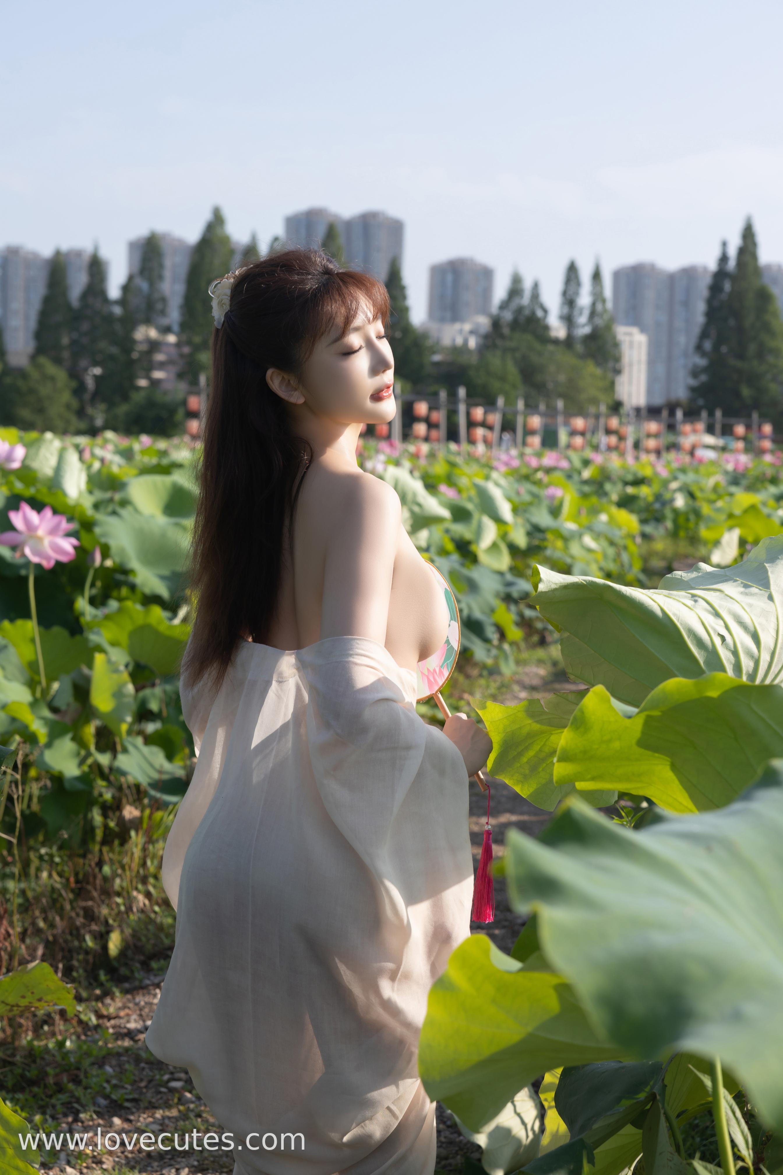 Photos] Lu Xuanxuan - Xiuren's Lotus-Themed Photoshoot: Elegant Fusion of Lotus Elements and Graceful Posture Showcasing Eastern Charm and Natural Elegance 91P