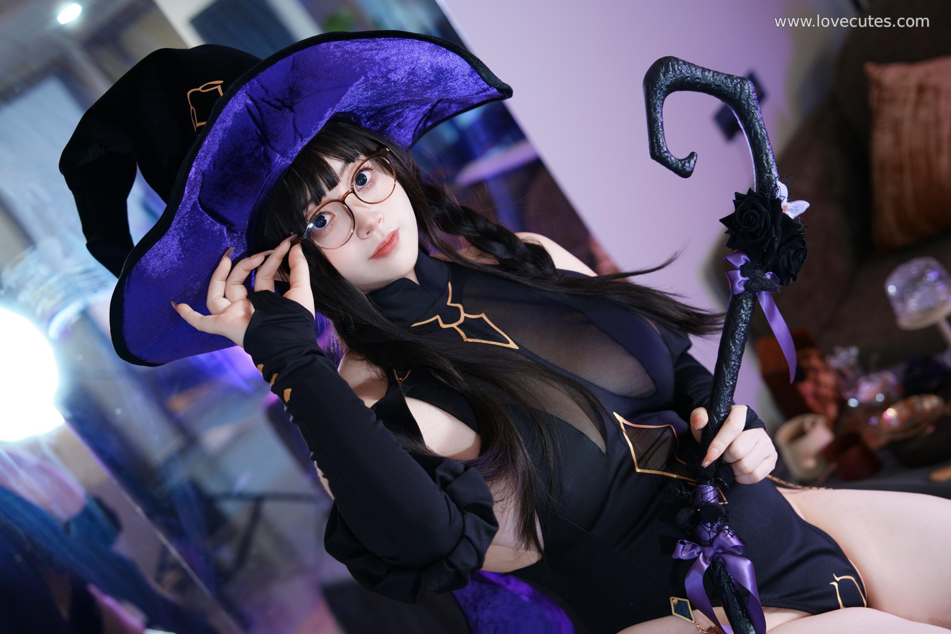 [cosplay] 毛毛帽 - 魔女之夜主题写真：暗黑魔女造型与夜色氛围交织 营造神秘又迷人的视觉故事感 105P+2V
