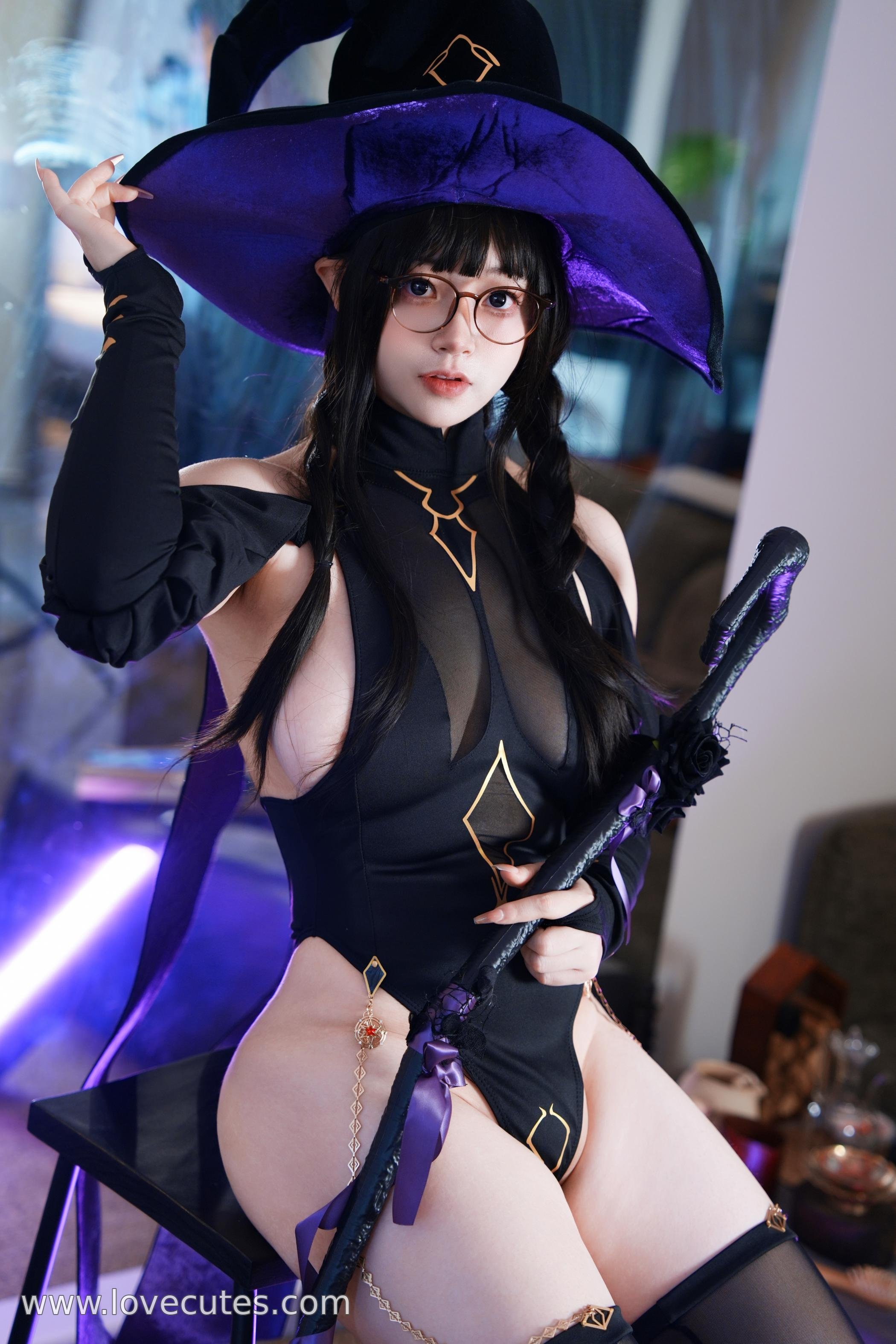 [cosplay] 毛毛帽 - 魔女之夜主题写真：暗黑魔女造型与夜色氛围交织 营造神秘又迷人的视觉故事感 105P+2V