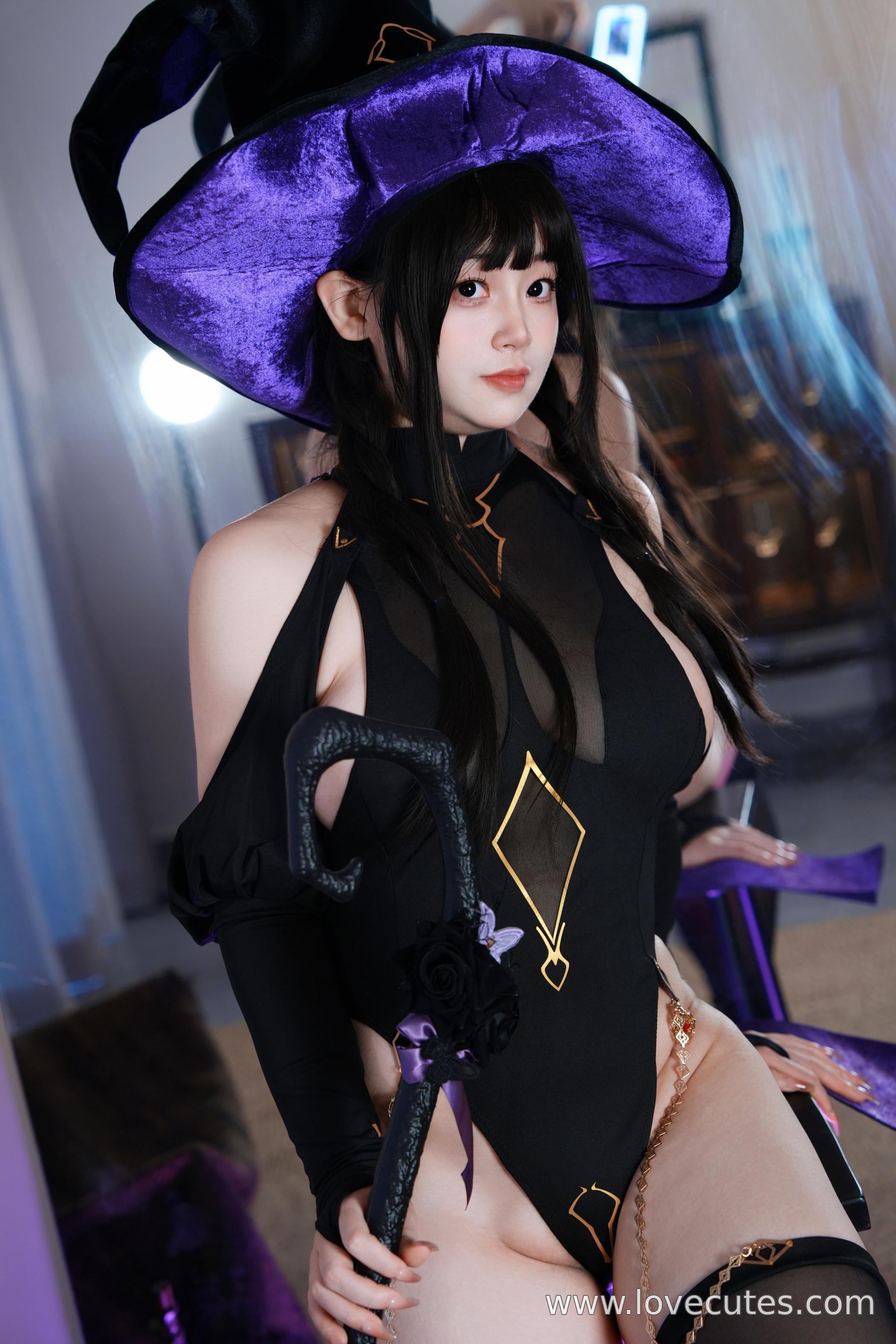 [cosplay] 毛毛帽 - 魔女之夜主题写真：暗黑魔女造型与夜色氛围交织 营造神秘又迷人的视觉故事感 105P+2V