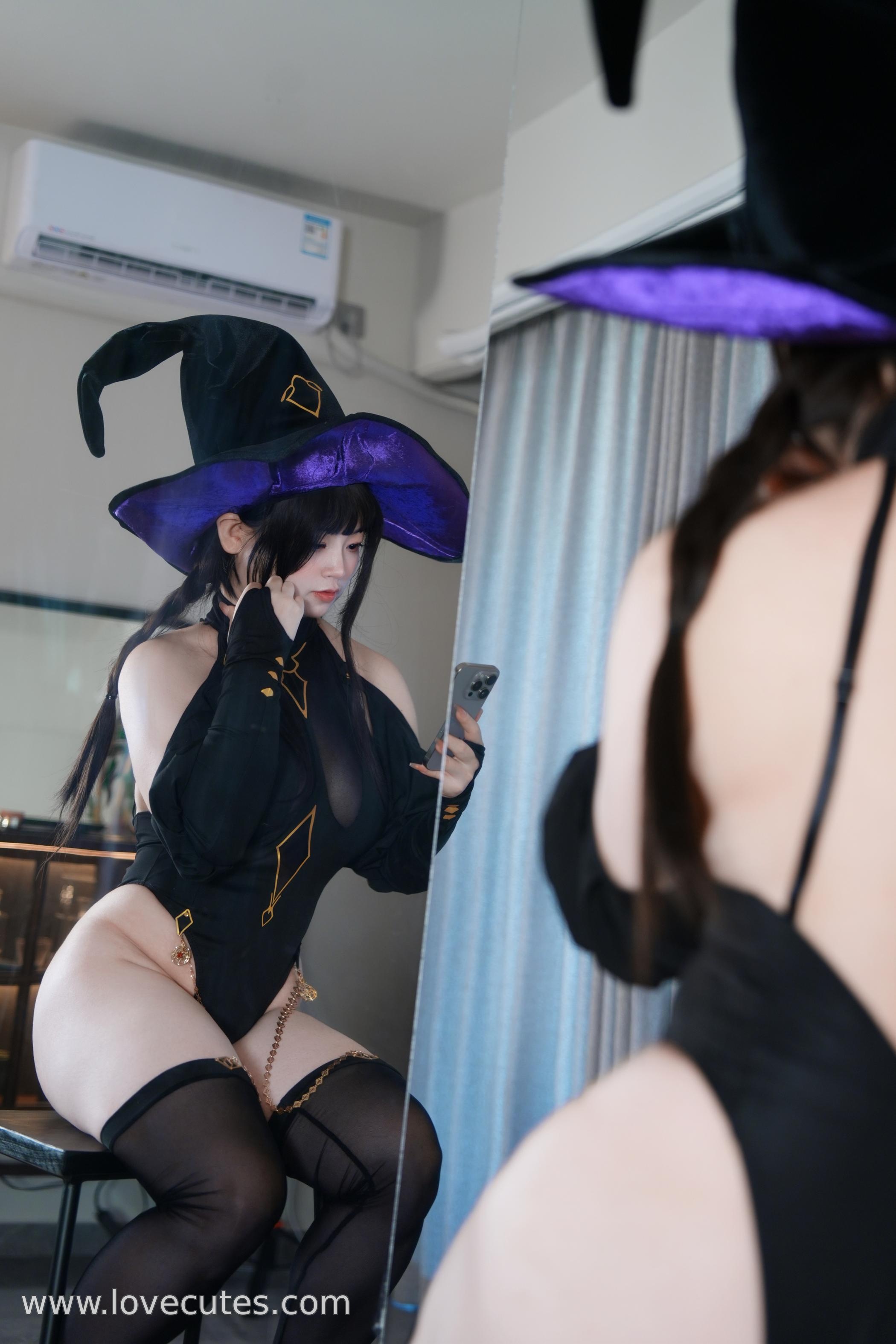 cosplay] 毛毛帽 - Ảnh Chụp Chủ Đề Đêm Của Phù Thủy: Hòa Quyện Giữa Hình Ảnh Phù Thủy Đen Tối Và Không Gian Đêm Tạo Nên Câu Chuyện Thị Giác Huyền Bí Và Cuốn Hút 105P+2V