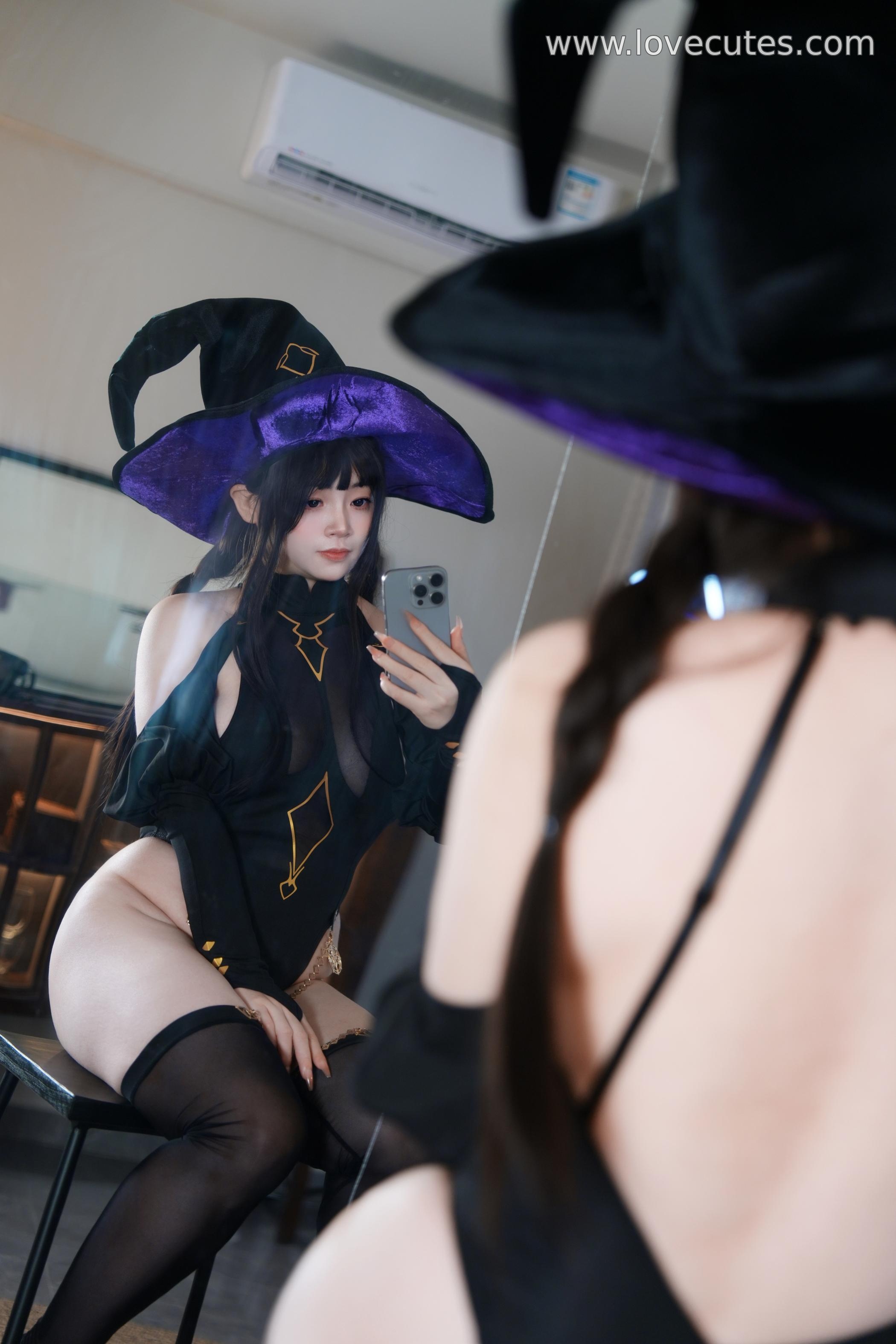 cosplay] 毛毛帽 - Ảnh Chụp Chủ Đề Đêm Của Phù Thủy: Hòa Quyện Giữa Hình Ảnh Phù Thủy Đen Tối Và Không Gian Đêm Tạo Nên Câu Chuyện Thị Giác Huyền Bí Và Cuốn Hút 105P+2V