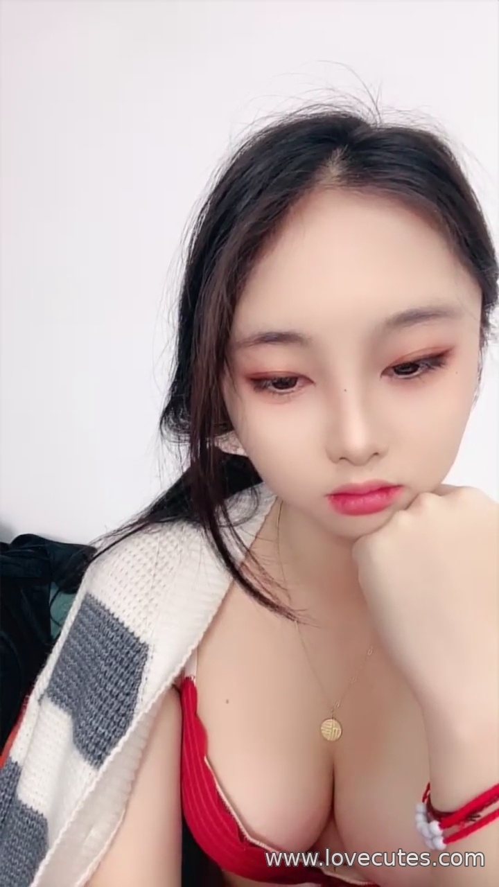 秦瑶 - 학원풍 유니폼 테마 화보: 하얀 피부와 청춘 스타일의 매력적인 대비, 달콤한 외모 속 섹시한 긴장감 27P+5V