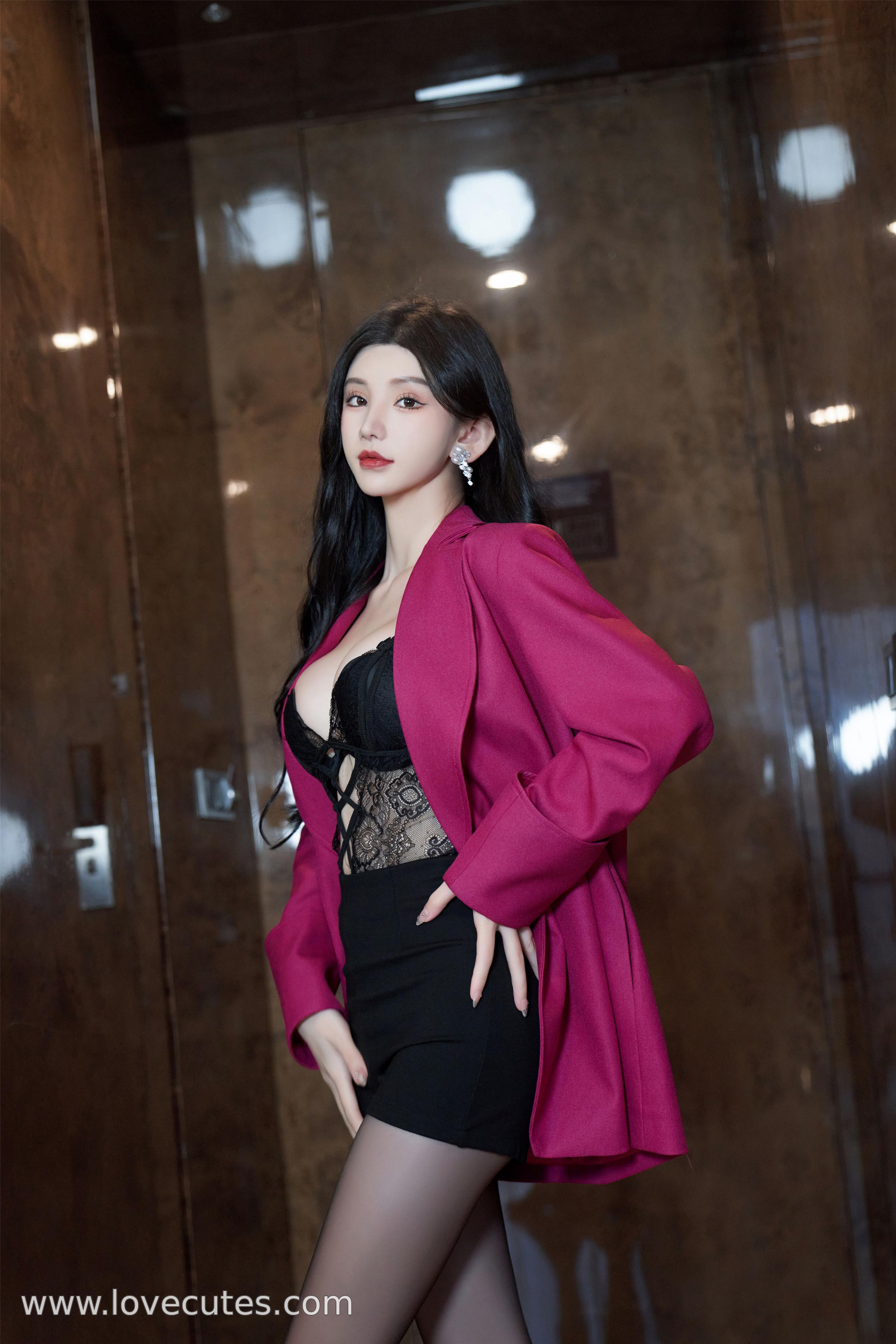 Photos] Zhou Yuxi - Showgirl Network Lace Black Stockings Live Theme: Captivating Looks and Delicate Body Curves on Display 109P