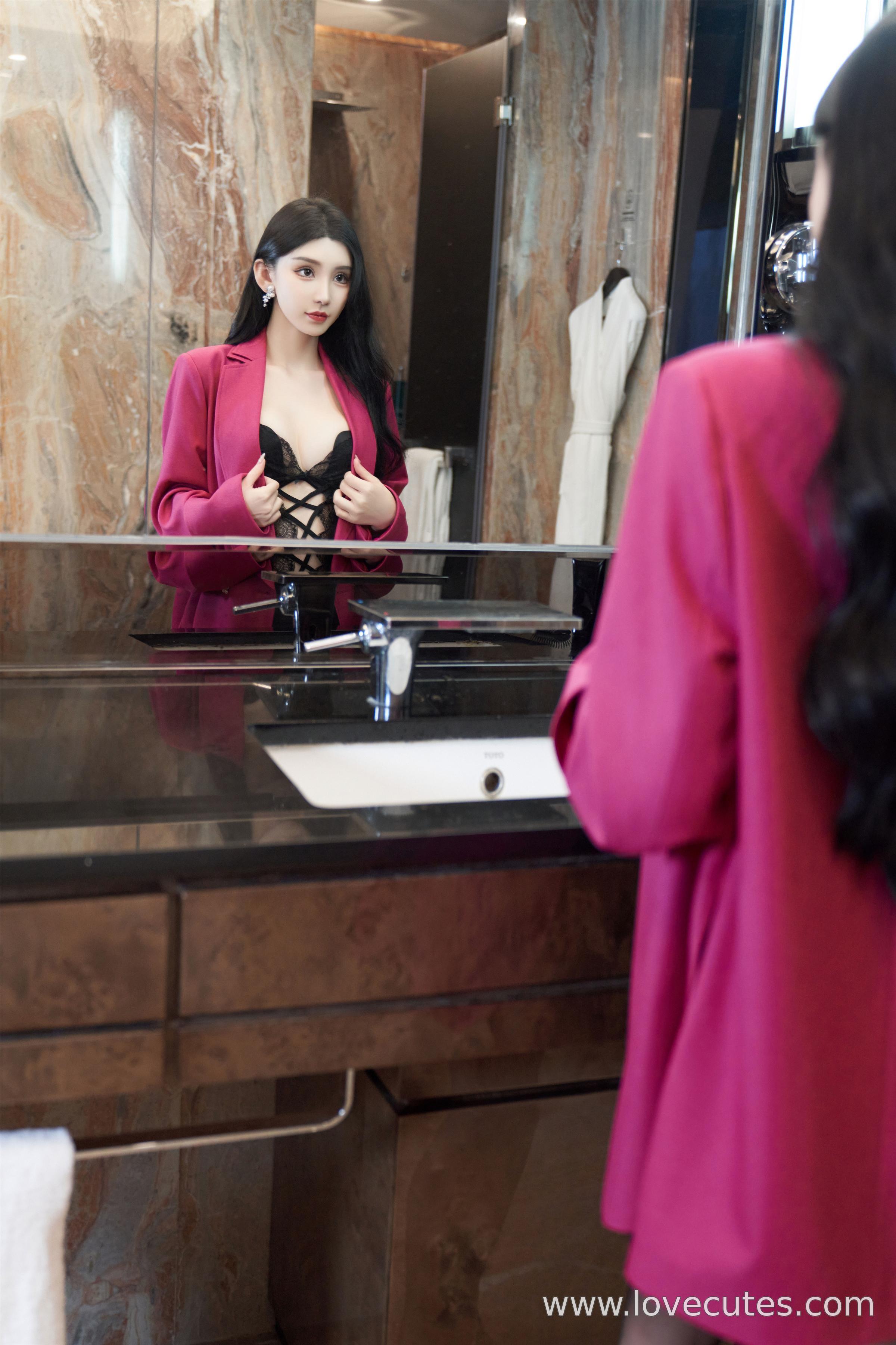 Photos] Zhou Yuxi - Showgirl Network Lace Black Stockings Live Theme: Captivating Looks and Delicate Body Curves on Display 109P