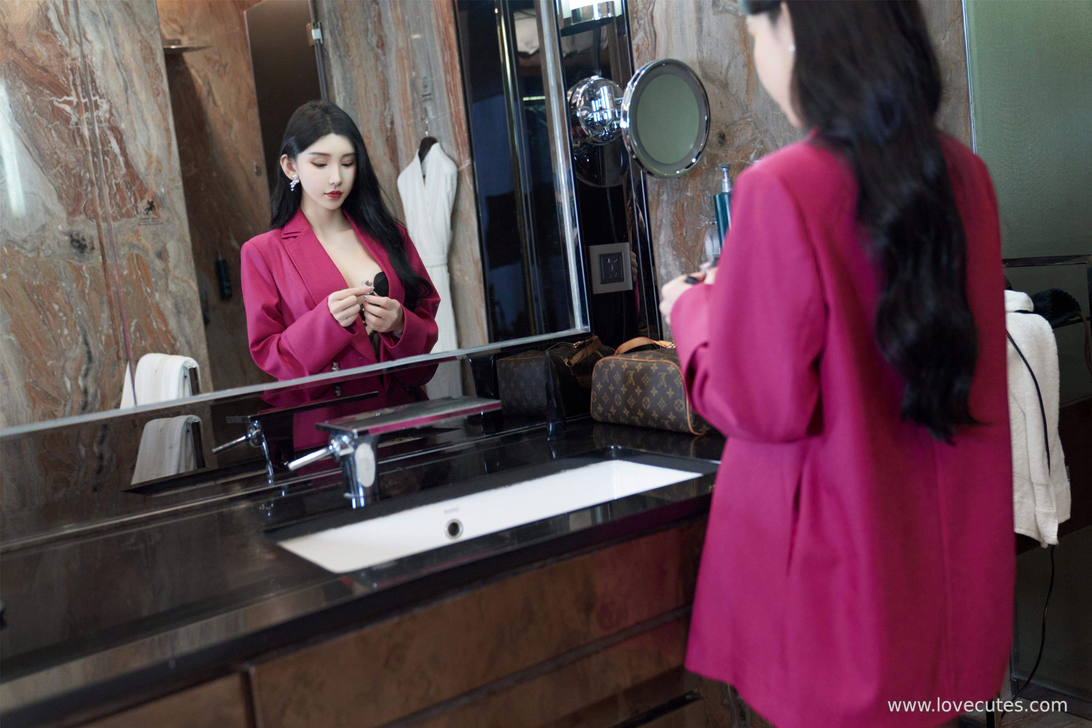 Photos] Zhou Yuxi - Showgirl Network Lace Black Stockings Live Theme: Captivating Looks and Delicate Body Curves on Display 109P