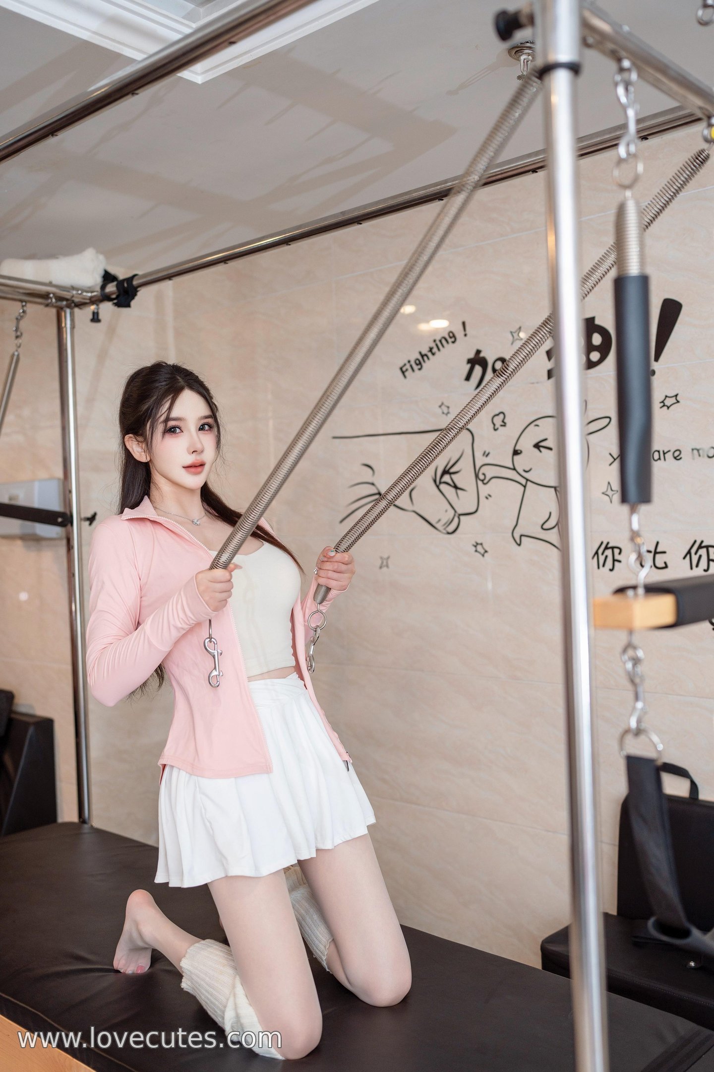 Ảnh] Lý Lệ Sa - Chủ đề đôi lãng mạn trên XiuRen: Tạo hình tất trắng trong phòng gym, tôn vinh đôi chân dài và không khí thân mật 90P