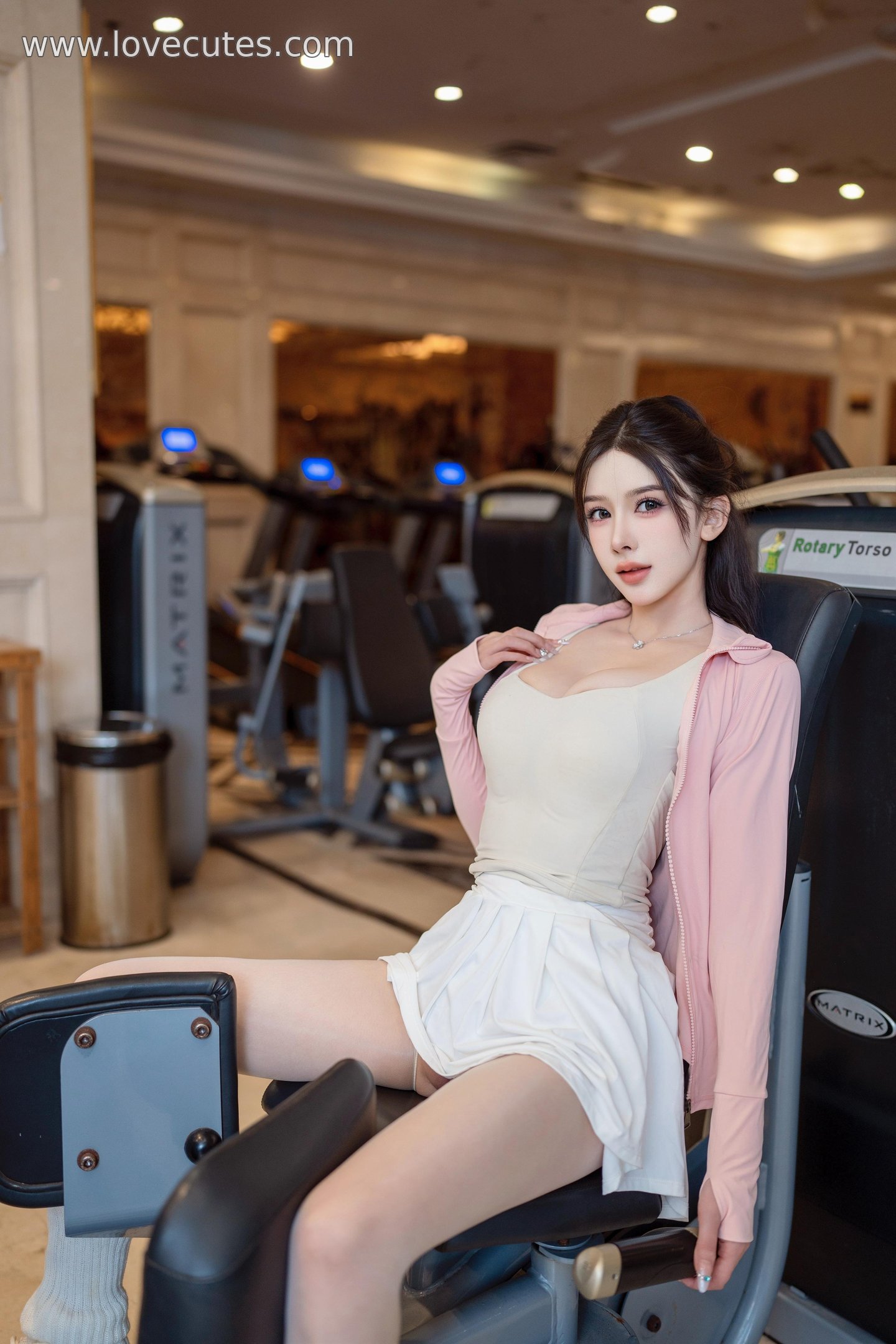 [写真] 李丽莎 - 秀人网双人缠绵主题：健身房场景下的白丝造型 修长美腿与亲密氛围并重呈现 90P