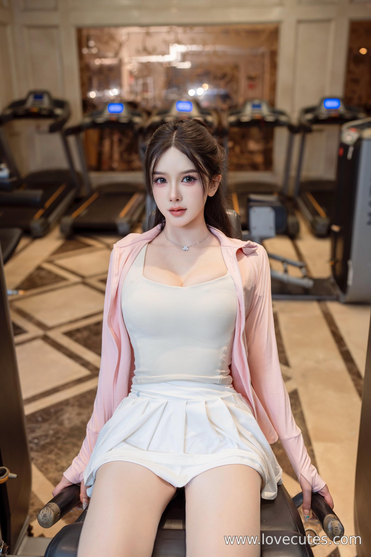 [写真] 李丽莎 - 秀人网双人缠绵主题：健身房场景下的白丝造型 修长美腿与亲密氛围并重呈现 90P
