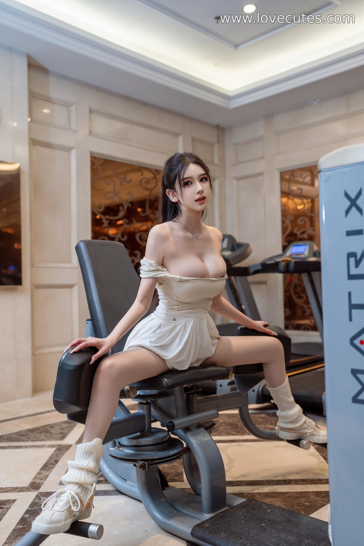 [写真] 李丽莎 - 秀人网双人缠绵主题：健身房场景下的白丝造型 修长美腿与亲密氛围并重呈现 90P