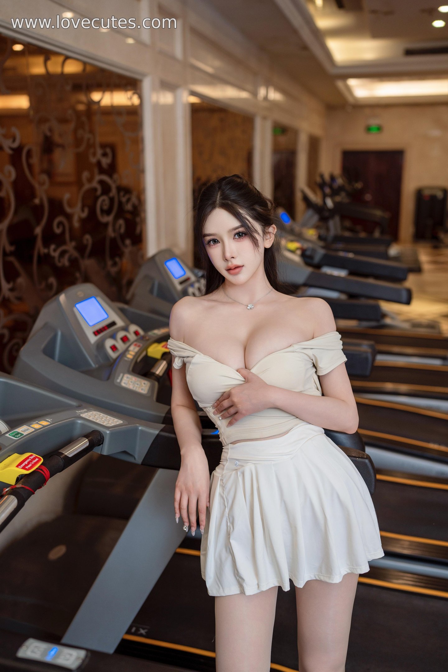 Ảnh] Lý Lệ Sa - Chủ đề đôi lãng mạn trên XiuRen: Tạo hình tất trắng trong phòng gym, tôn vinh đôi chân dài và không khí thân mật 90P