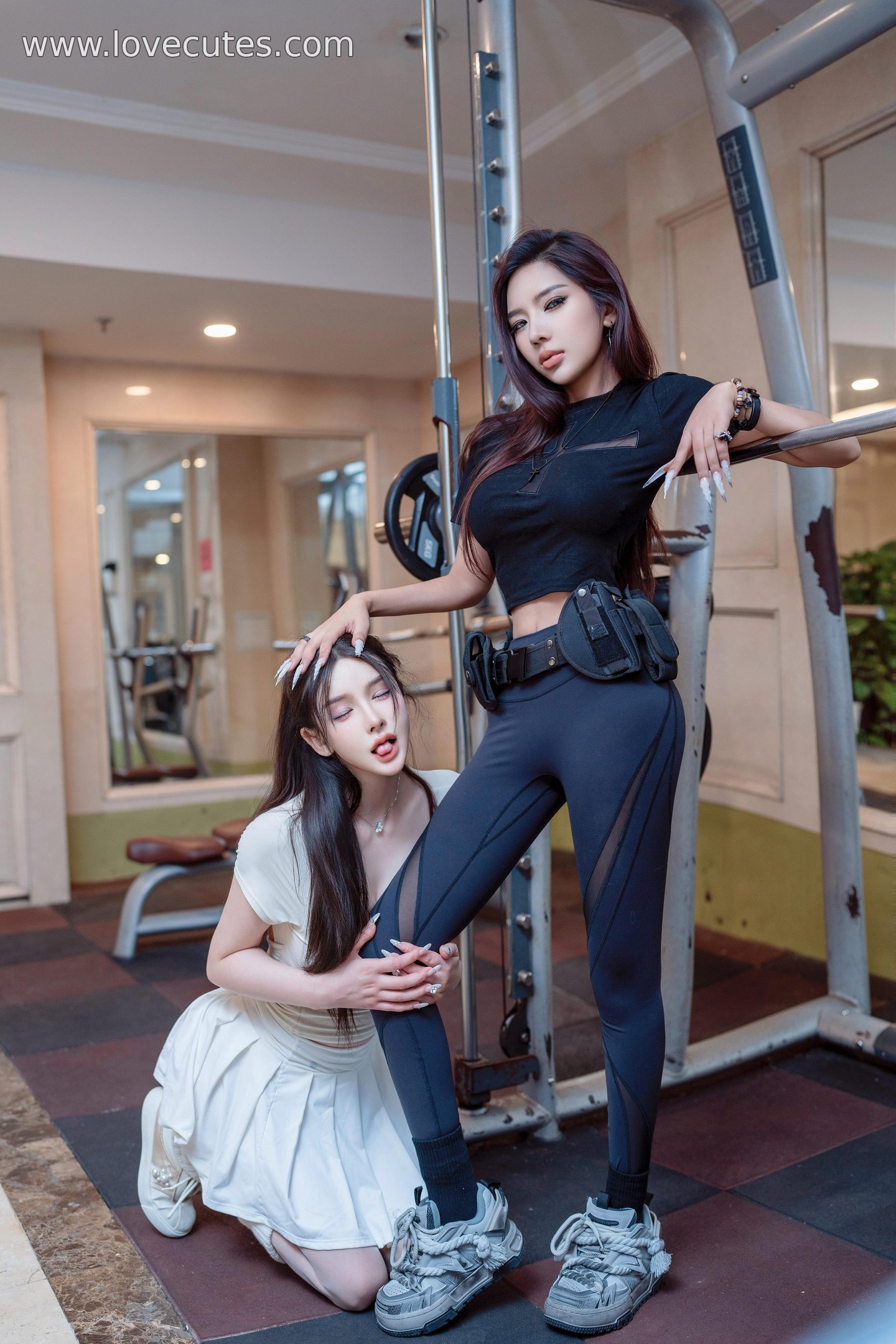 Ảnh] Lý Lệ Sa - Chủ đề đôi lãng mạn trên XiuRen: Tạo hình tất trắng trong phòng gym, tôn vinh đôi chân dài và không khí thân mật 90P