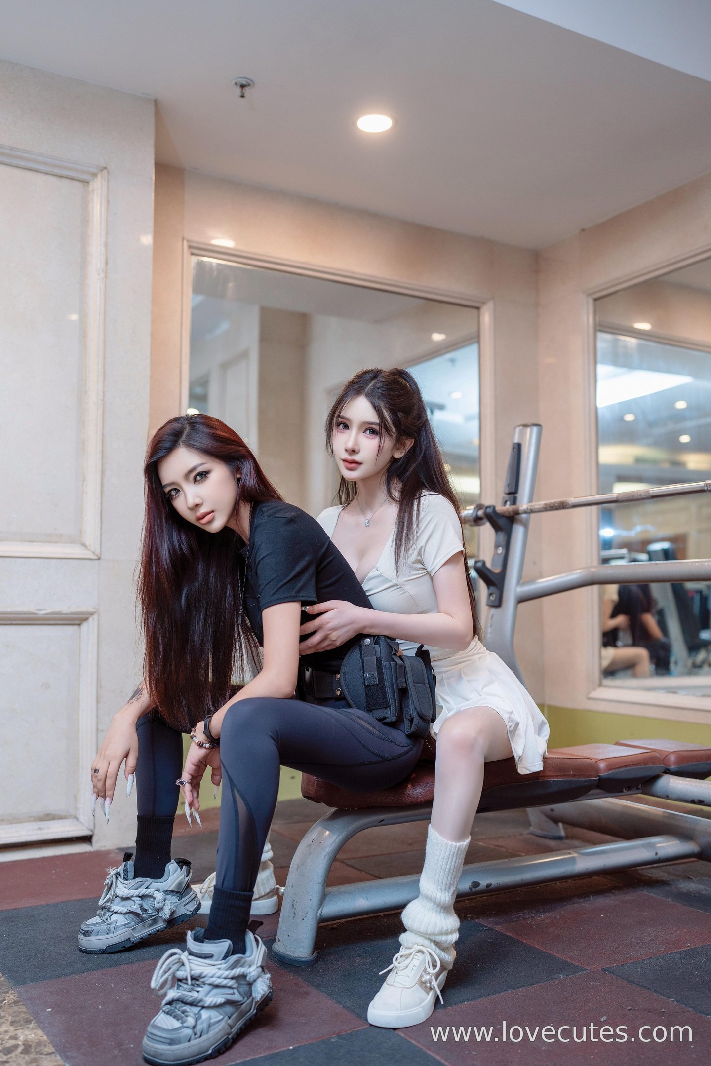 Ảnh] Lý Lệ Sa - Chủ đề đôi lãng mạn trên XiuRen: Tạo hình tất trắng trong phòng gym, tôn vinh đôi chân dài và không khí thân mật 90P