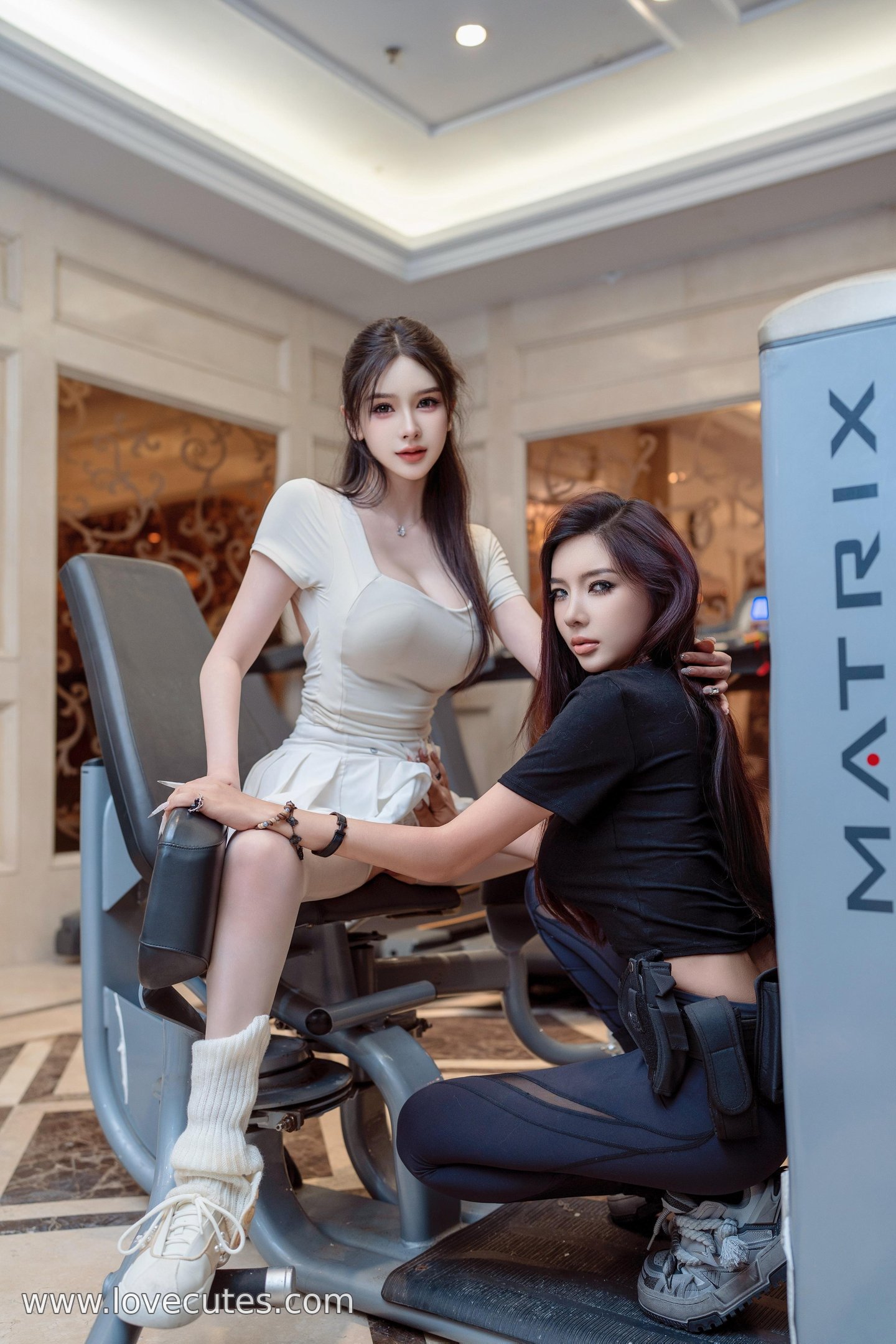 Ảnh] Lý Lệ Sa - Chủ đề đôi lãng mạn trên XiuRen: Tạo hình tất trắng trong phòng gym, tôn vinh đôi chân dài và không khí thân mật 90P