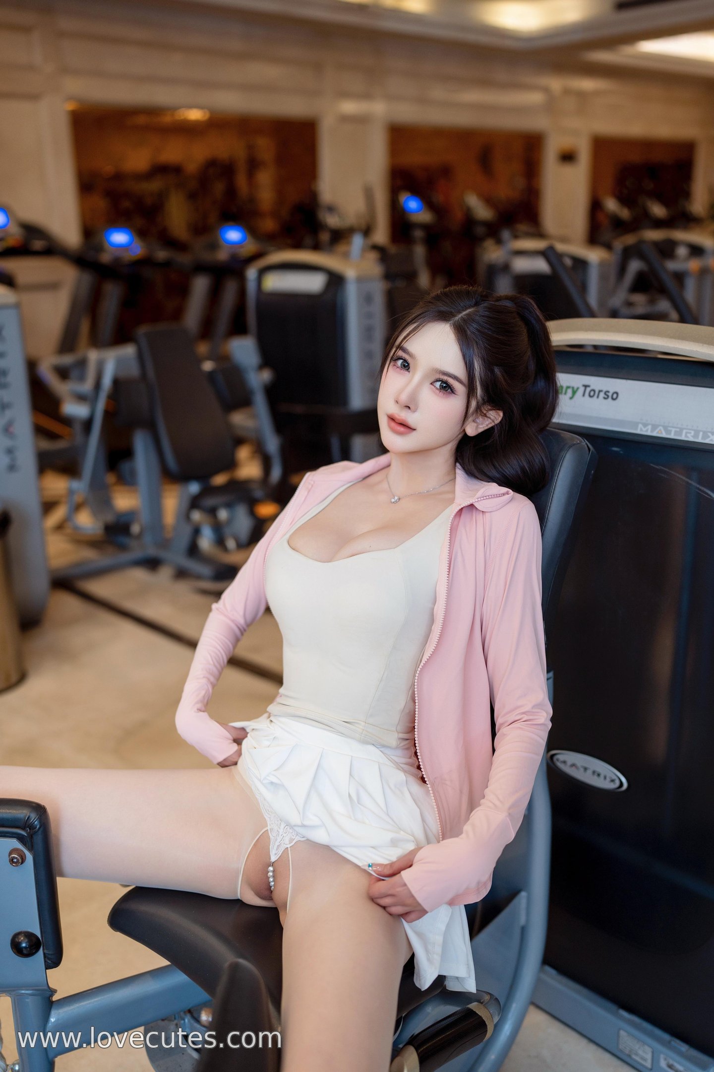 Photos] Lisa Li - Showroom's Intimate Duo Theme: White Stockings in a Gym Setting Featuring Long Legs and a Close Atmosphere 90P
