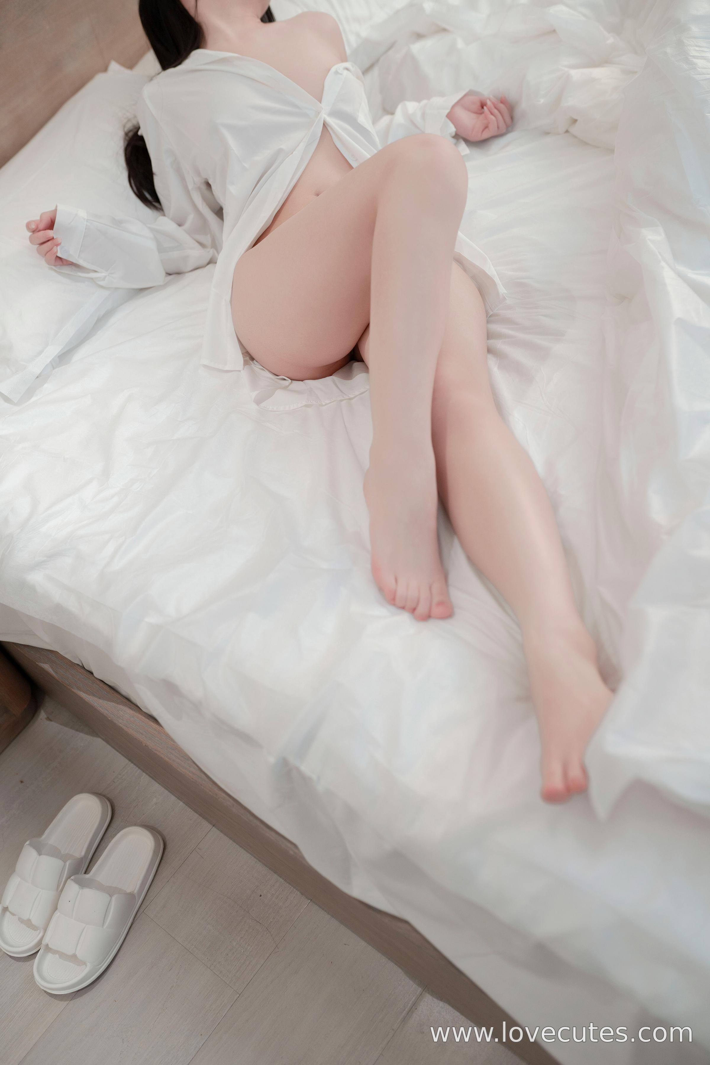 写真] Bangni邦尼 - コス 男友シャツ：リアルセクシー美女 白い美脚 シャツ透けベッド開脚 極致挑発誘惑 無修正 99P