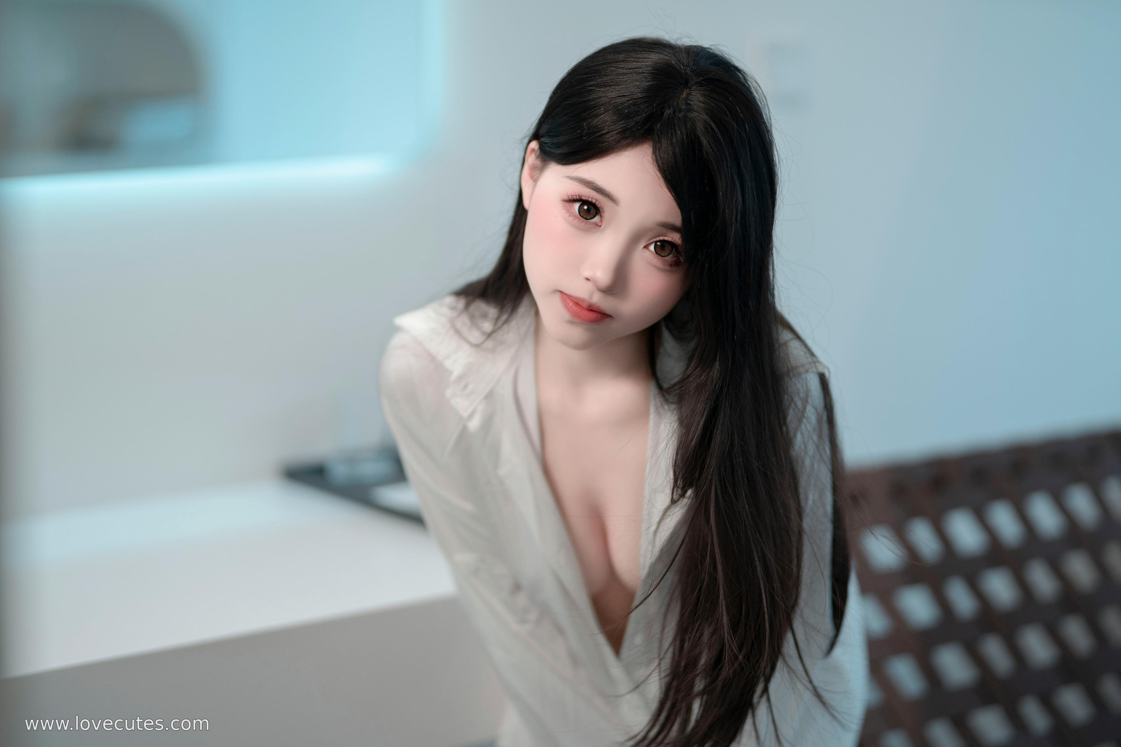 写真] Bangni邦尼 - cos 男友衬衫: Người đẹp quyến rũ với chân trắng mịn, áo透视 trên giường, kích thích không giới hạn 99P
