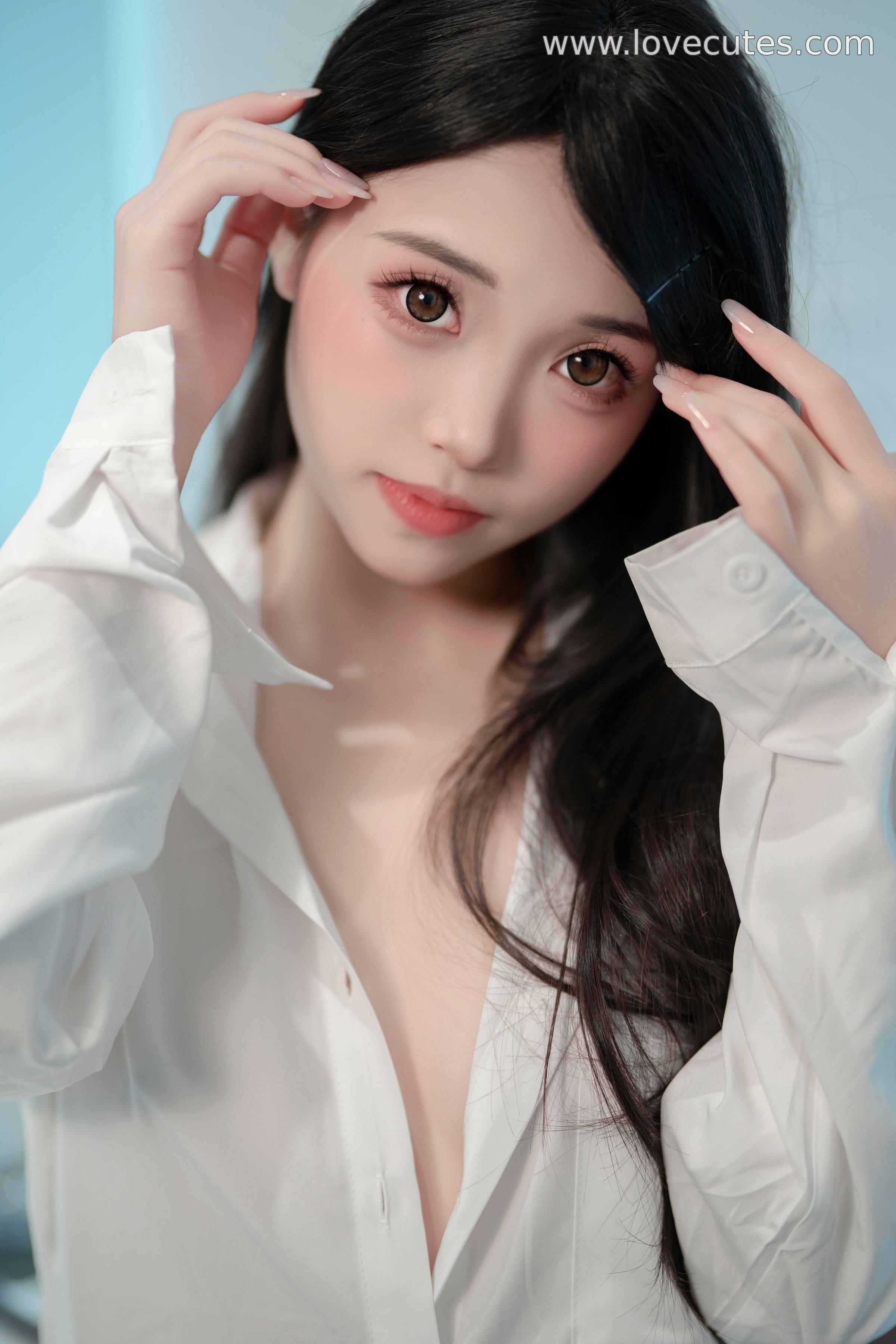 写真] Bangni邦尼 - cos 男友衬衫: Người đẹp quyến rũ với chân trắng mịn, áo透视 trên giường, kích thích không giới hạn 99P