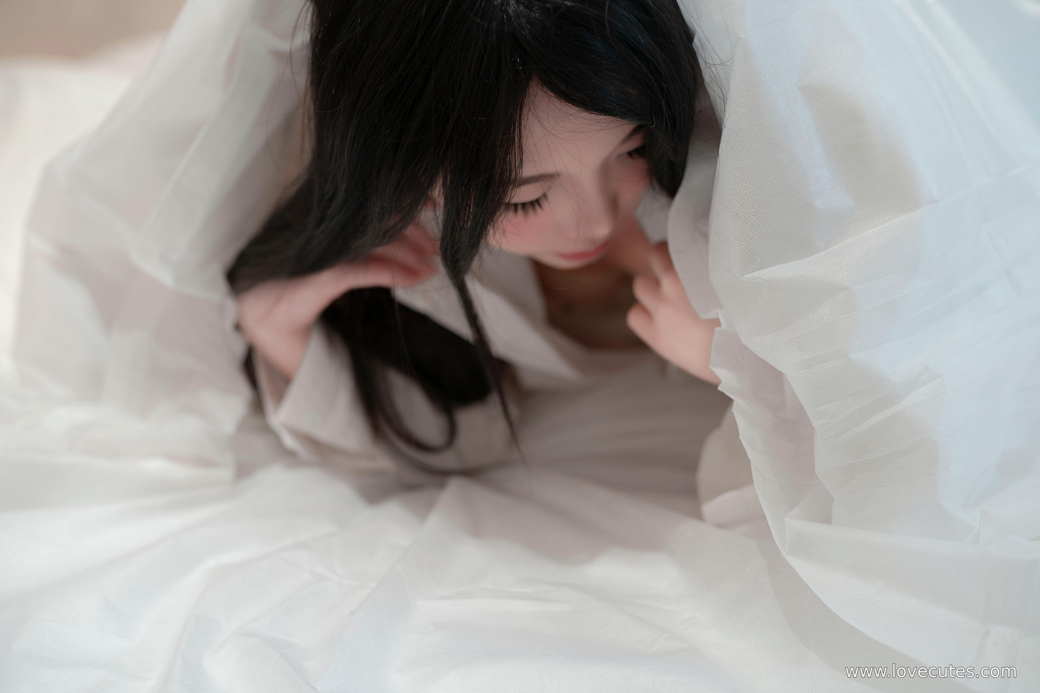 写真] Bangni邦尼 - cos 男友衬衫: Người đẹp quyến rũ với chân trắng mịn, áo透视 trên giường, kích thích không giới hạn 99P