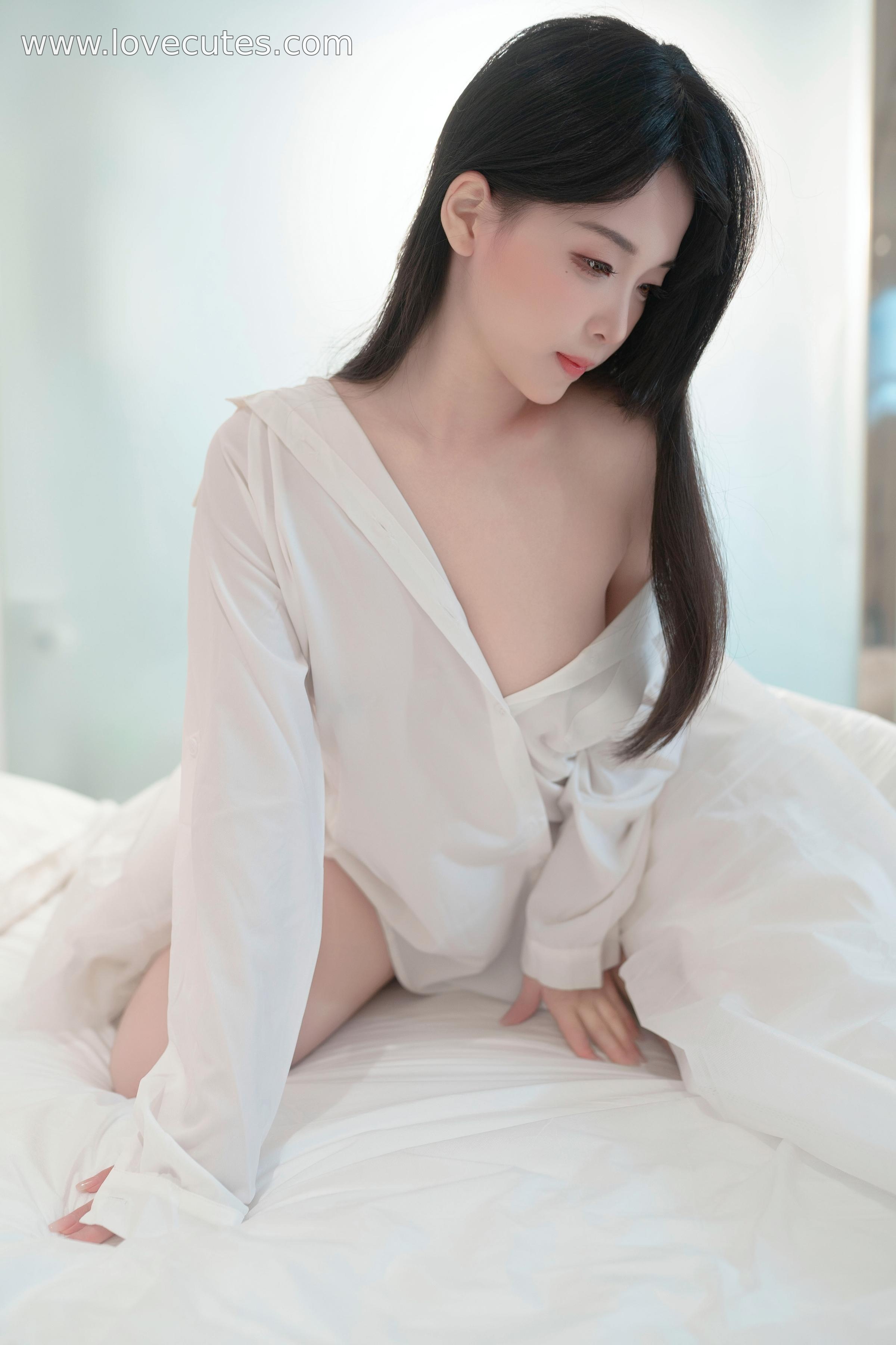 写真] Bangni邦尼 - コス 男友シャツ：リアルセクシー美女 白い美脚 シャツ透けベッド開脚 極致挑発誘惑 無修正 99P
