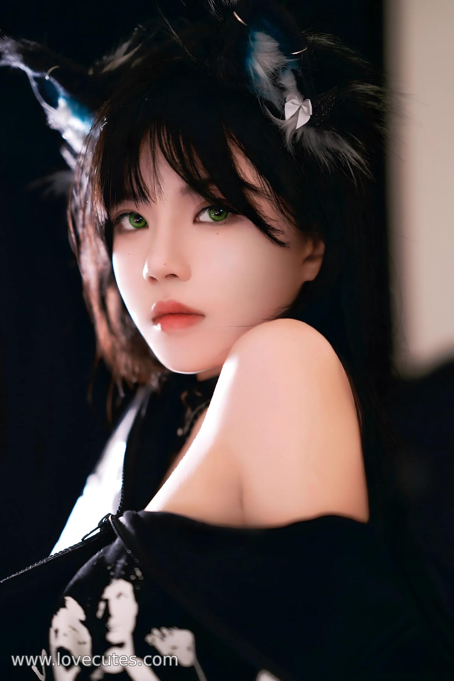 [cosplay] 桜桃喵 - cos 缅因猫猫：真人写实可爱猫娘 白丝黑蕾丝内衣美腿翘臀开档 极致诱惑无修正 47P
