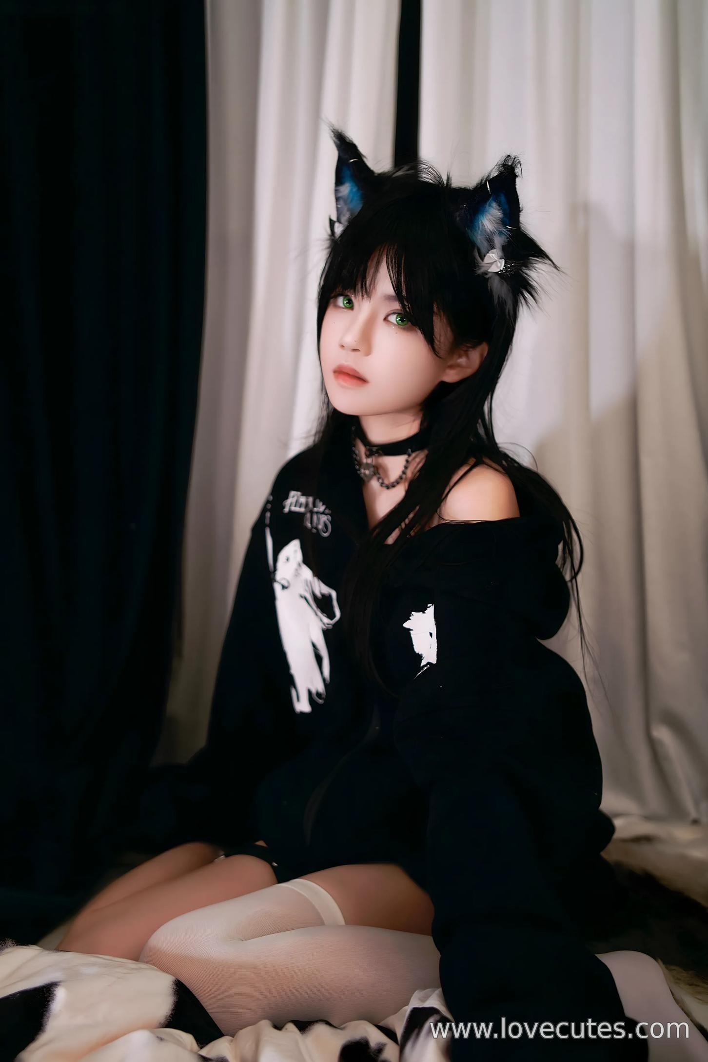 [cosplay] 桜桃喵 - cos 缅因猫猫：真人写实可爱猫娘 白丝黑蕾丝内衣美腿翘臀开档 极致诱惑无修正 47P