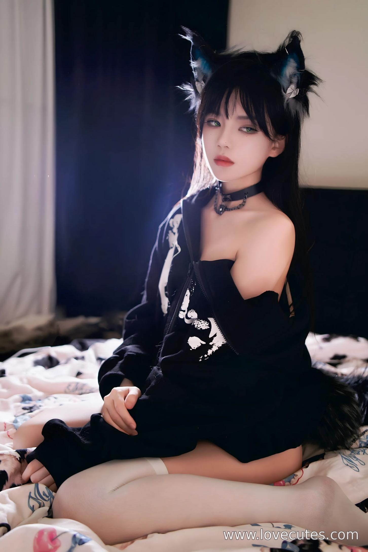 [cosplay] 桜桃喵 - cos 缅因猫猫：真人写实可爱猫娘 白丝黑蕾丝内衣美腿翘臀开档 极致诱惑无修正 47P