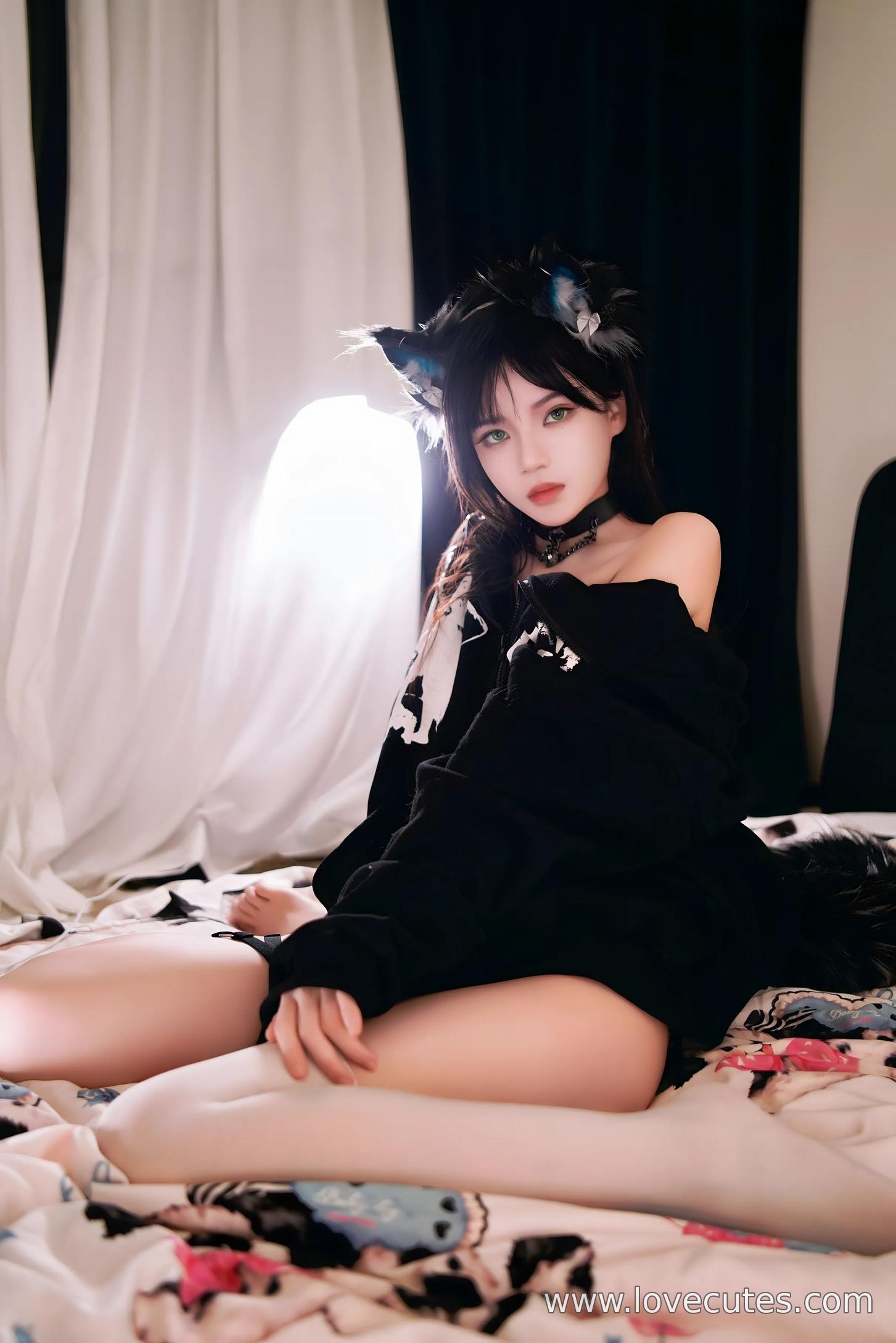 [cosplay] 桜桃喵 - cos 缅因猫猫：真人写实可爱猫娘 白丝黑蕾丝内衣美腿翘臀开档 极致诱惑无修正 47P