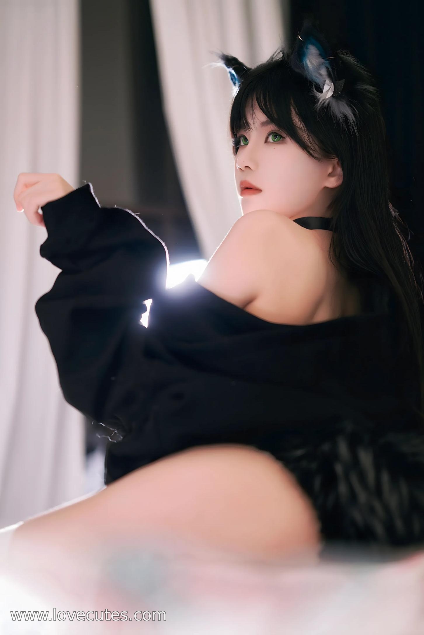 [cosplay] 桜桃喵 - cos 缅因猫猫：真人写实可爱猫娘 白丝黑蕾丝内衣美腿翘臀开档 极致诱惑无修正 47P