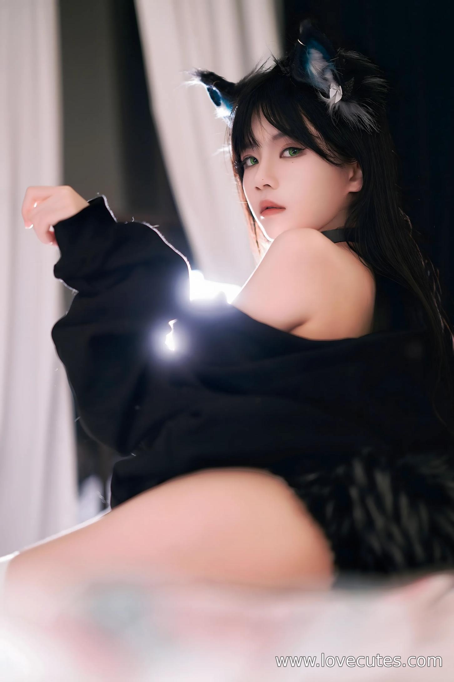 [cosplay] 桜桃喵 - cos 缅因猫猫：真人写实可爱猫娘 白丝黑蕾丝内衣美腿翘臀开档 极致诱惑无修正 47P