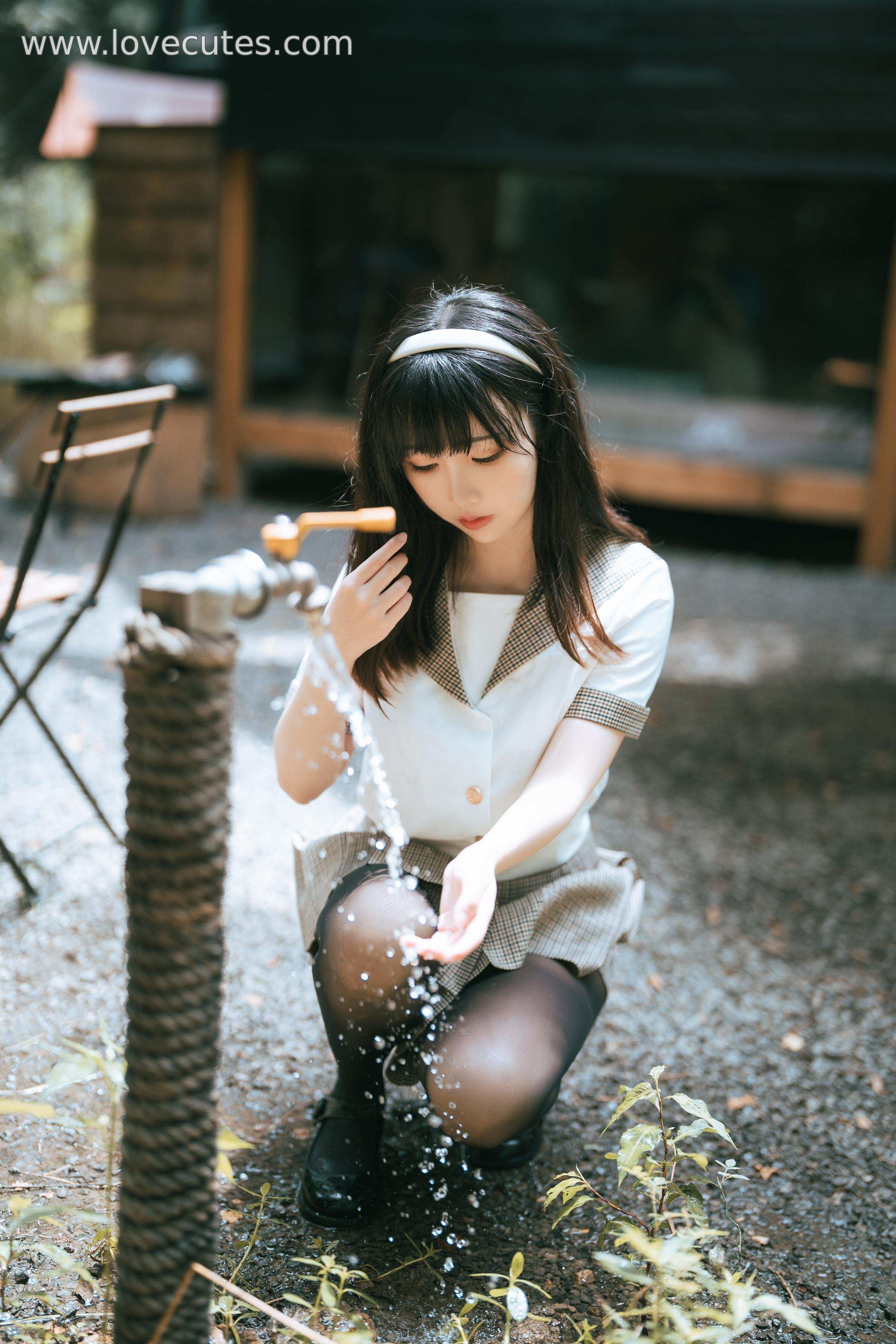[cosplay] 面饼仙儿 - cos 黑丝露营JK：真人写实性感JK少女 黑丝制服露营撕裂裙子翘臀开档 极致挑逗无修正 40P