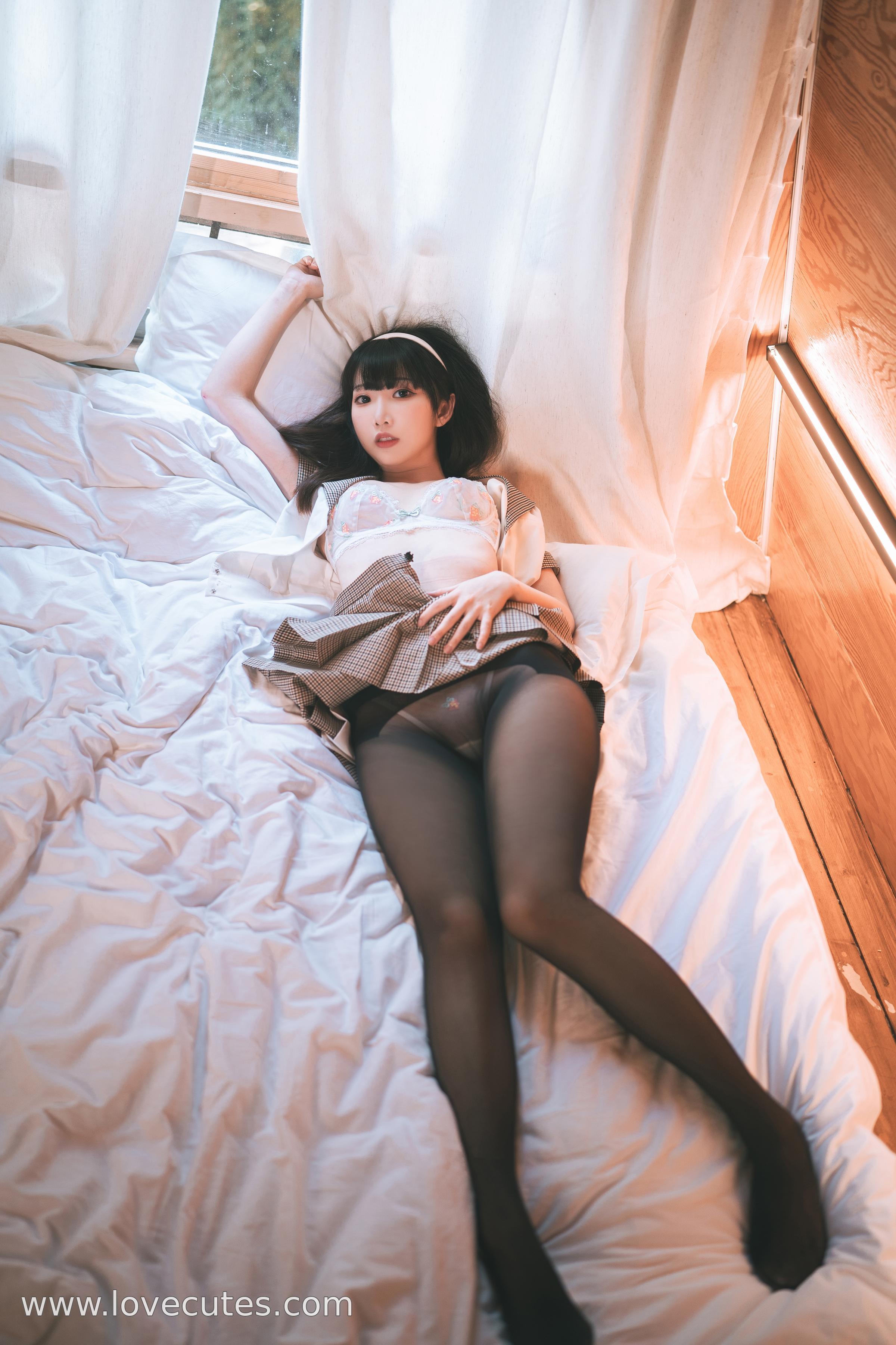 [cosplay] 面饼仙儿 - cos 黑丝露营JK：真人写实性感JK少女 黑丝制服露营撕裂裙子翘臀开档 极致挑逗无修正 40P