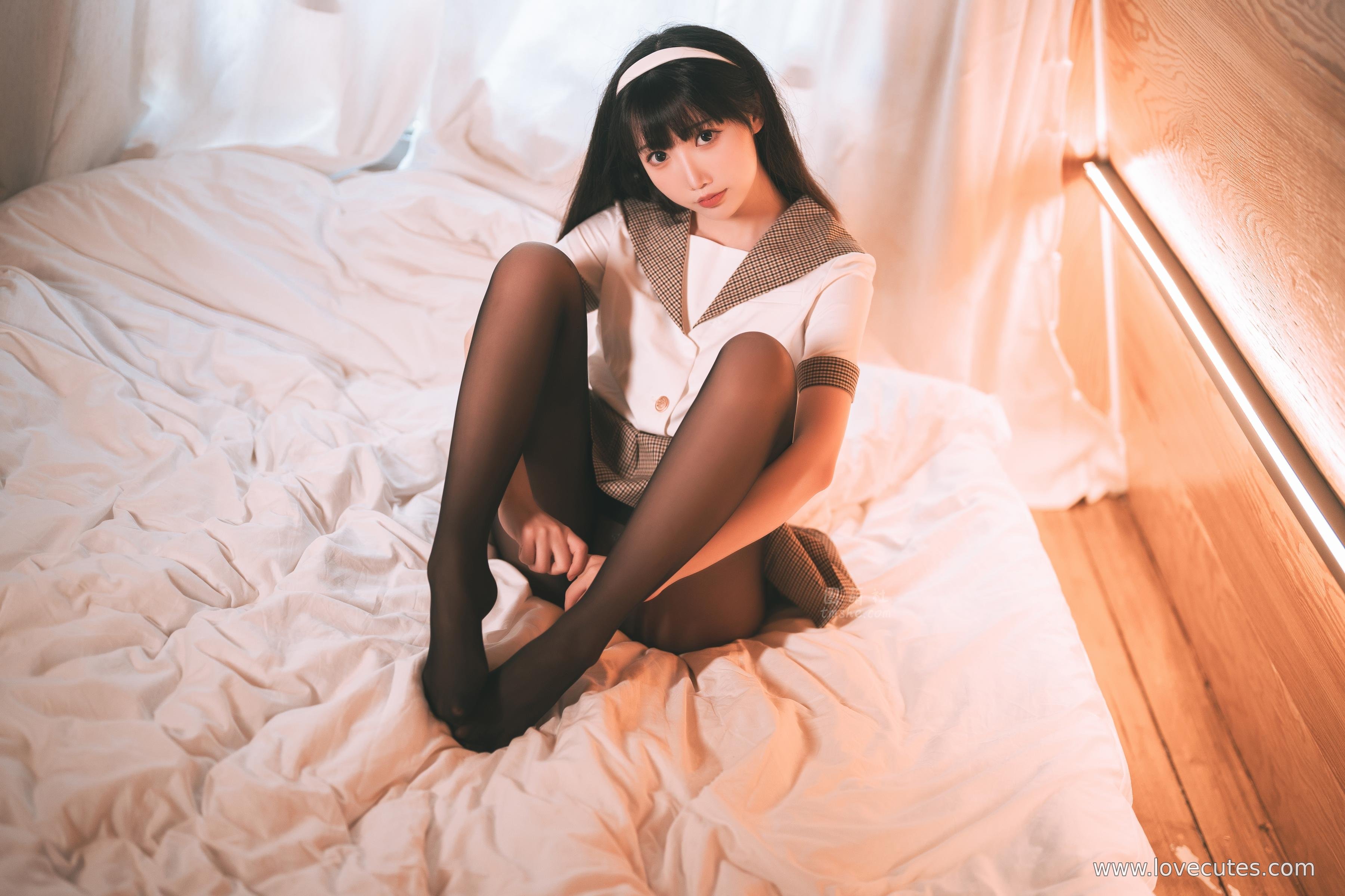 [cosplay] 面饼仙儿 - cos 黑丝露营JK：真人写实性感JK少女 黑丝制服露营撕裂裙子翘臀开档 极致挑逗无修正 40P