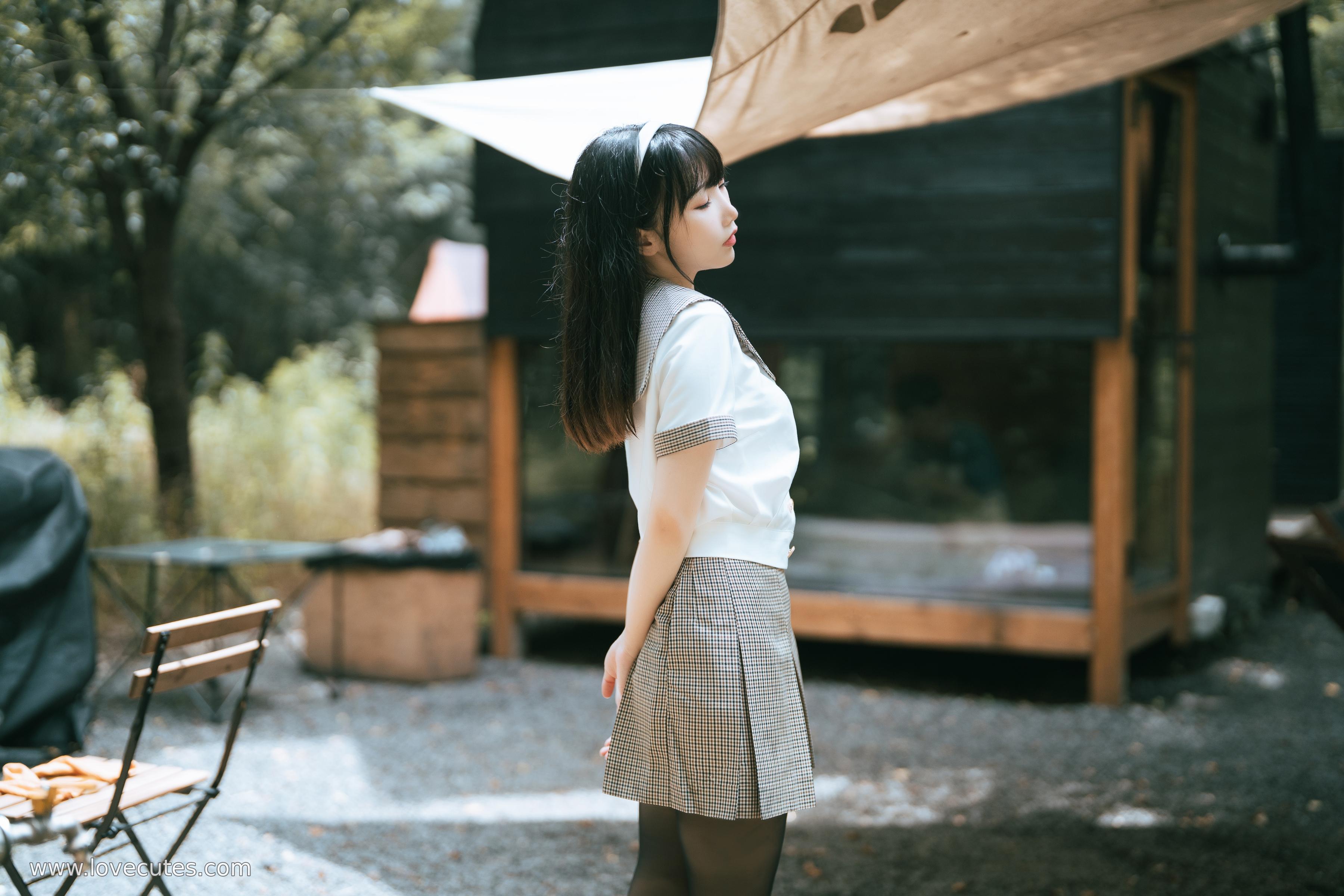 [cosplay] 面饼仙儿 - cos 黑丝露营JK：真人写实性感JK少女 黑丝制服露营撕裂裙子翘臀开档 极致挑逗无修正 40P
