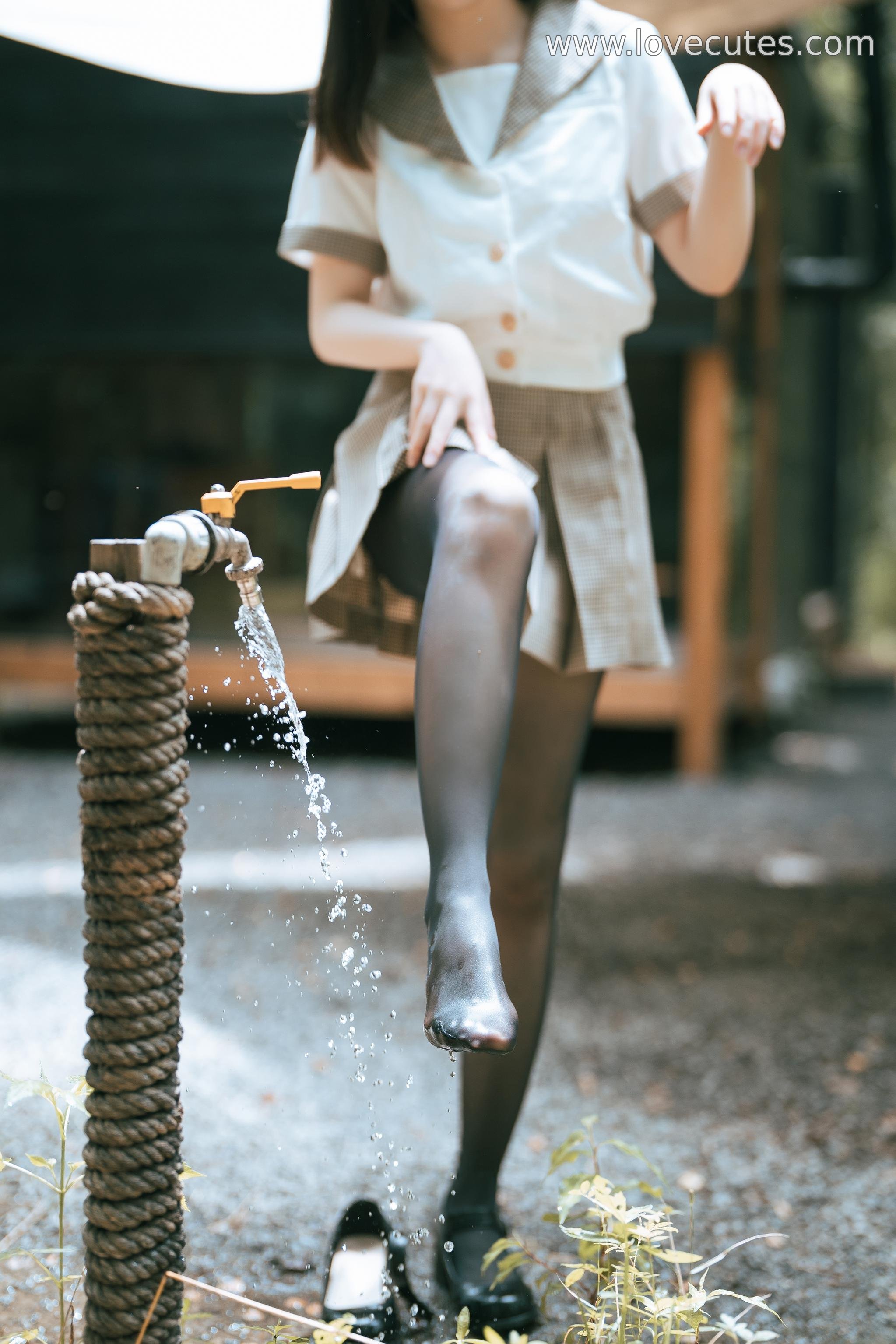 [cosplay] 面饼仙儿 - cos 黑丝露营JK：真人写实性感JK少女 黑丝制服露营撕裂裙子翘臀开档 极致挑逗无修正 40P
